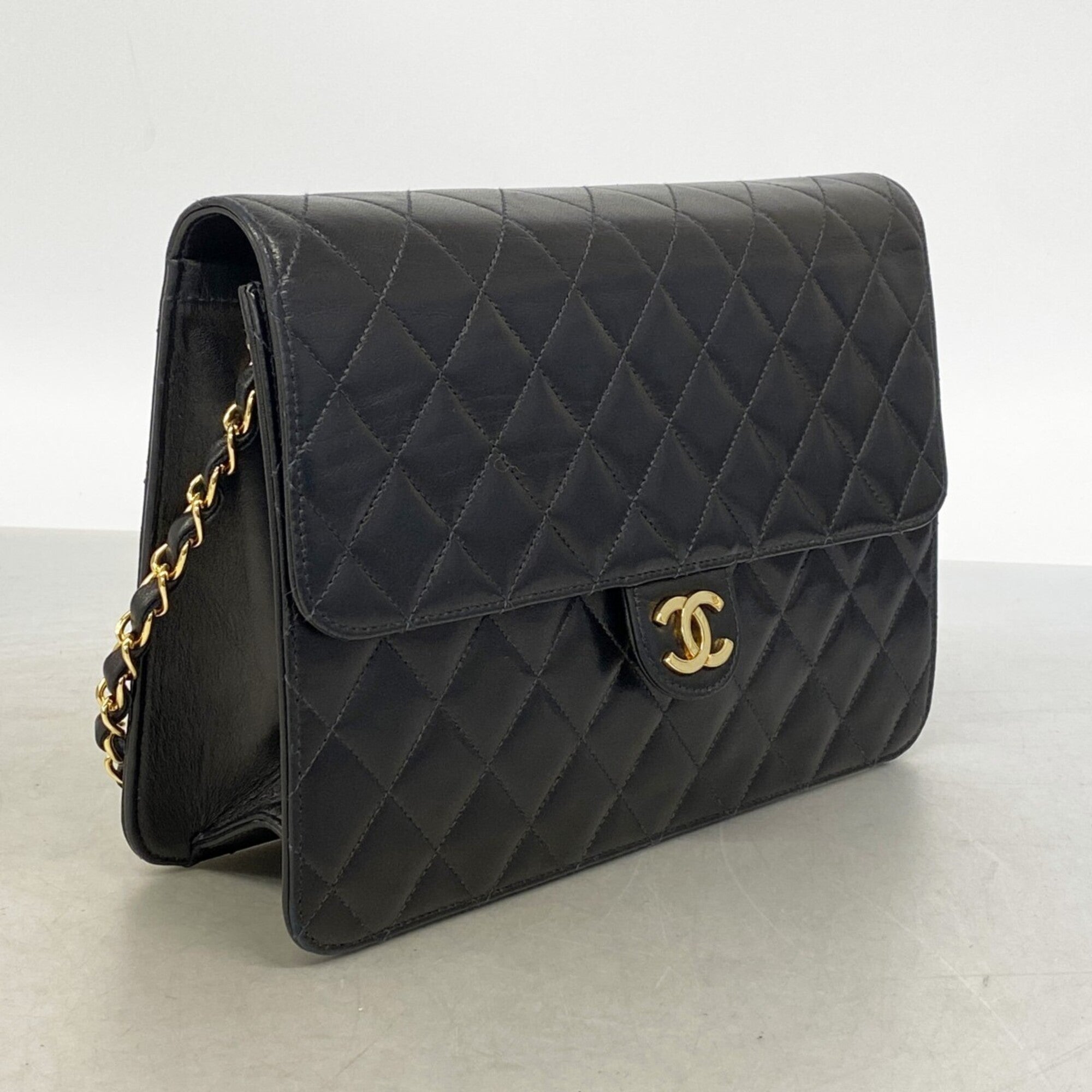 Chanel Black Leather Shoulder Bag (Pre-Owned)