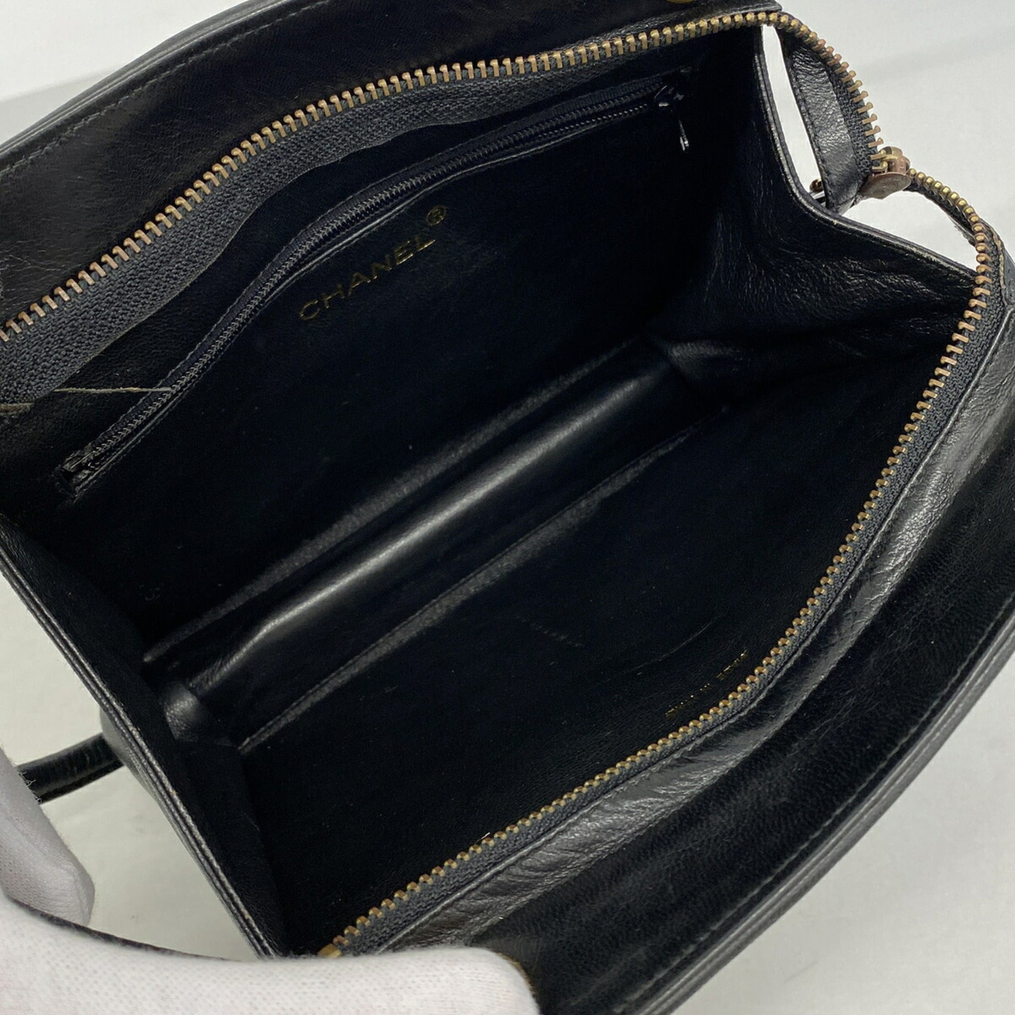 Chanel Black Leather Shoulder Bag (Pre-Owned)