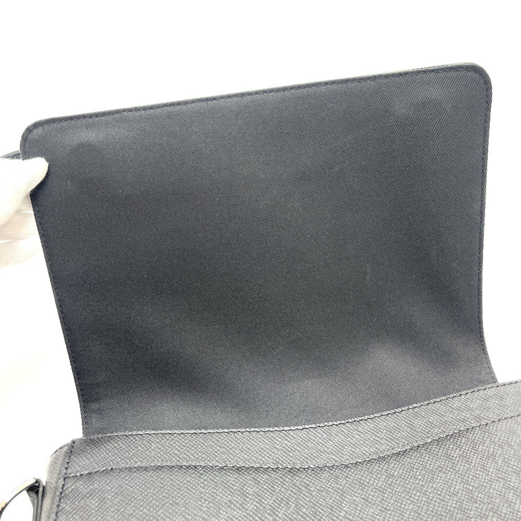 Louis Vuitton Black Noir Taiga Leather Pochette Shoulder Bag (Pre-Owned)