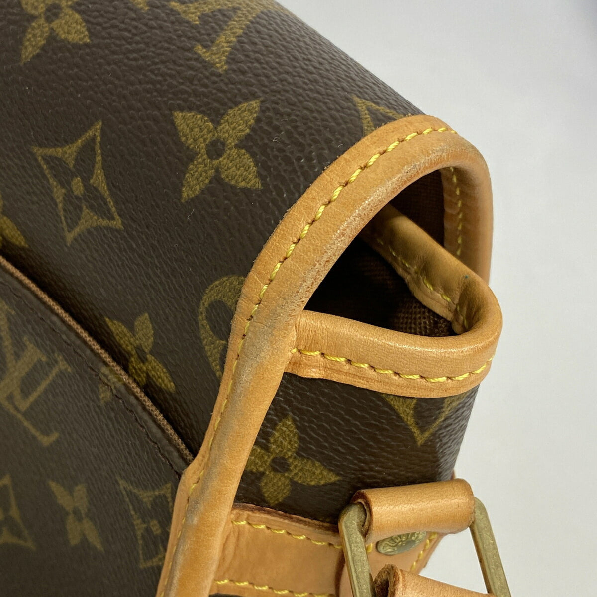 Louis Vuitton Brown Shoulder Bag (Pre-Owned)