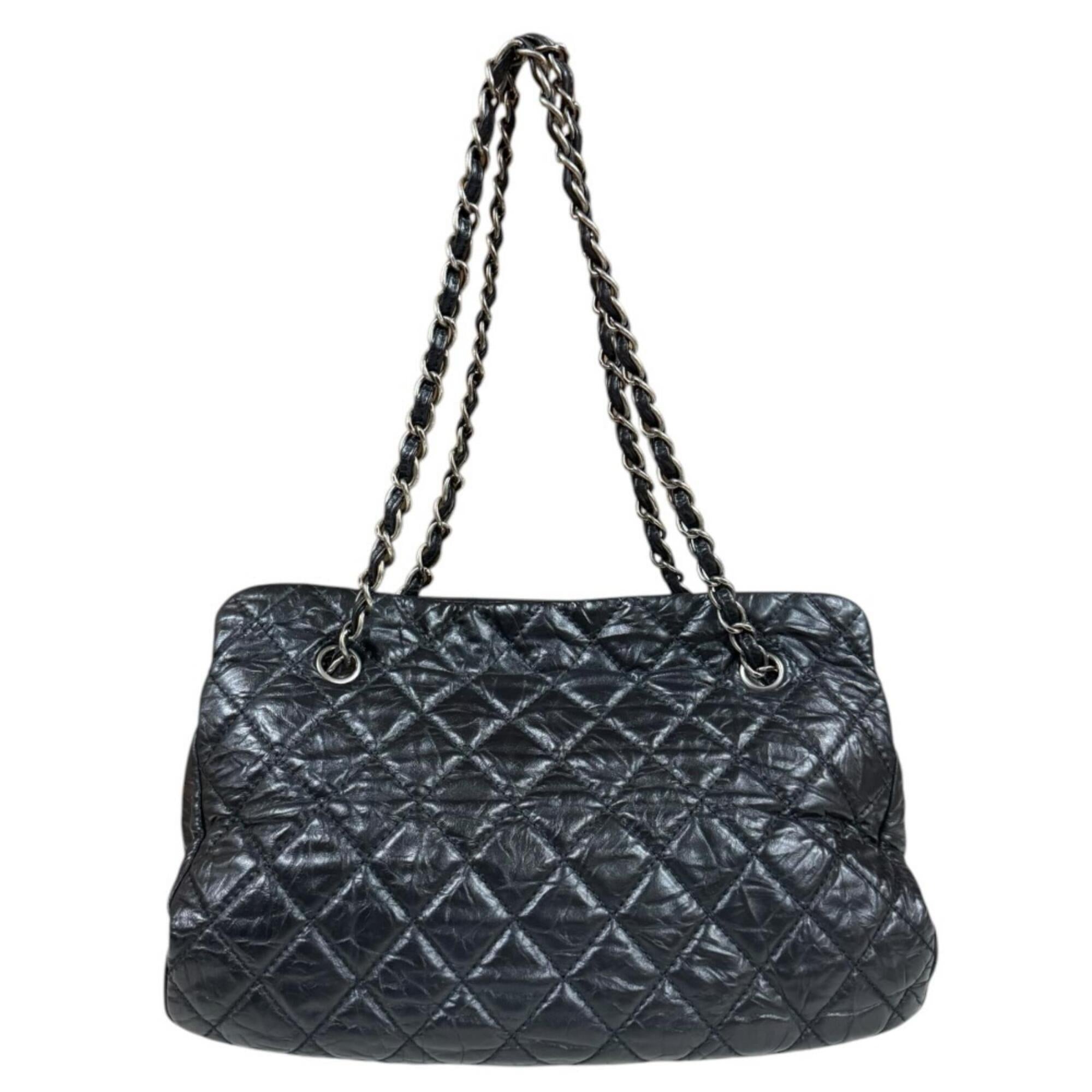Chanel Matelasse Black Leather Shoulder Bag (Pre-Owned)