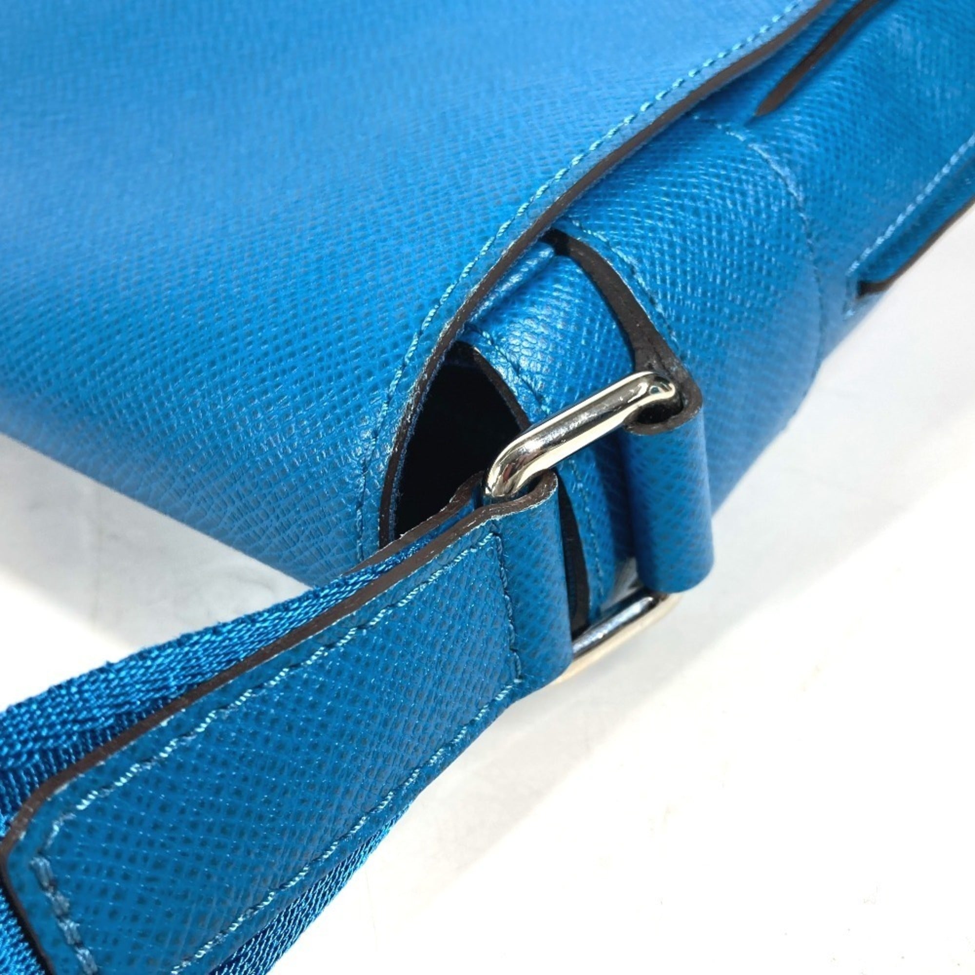 Louis Vuitton Blue Taiga Leather Messenger Bag Shoulder Bag (Pre-Owned)