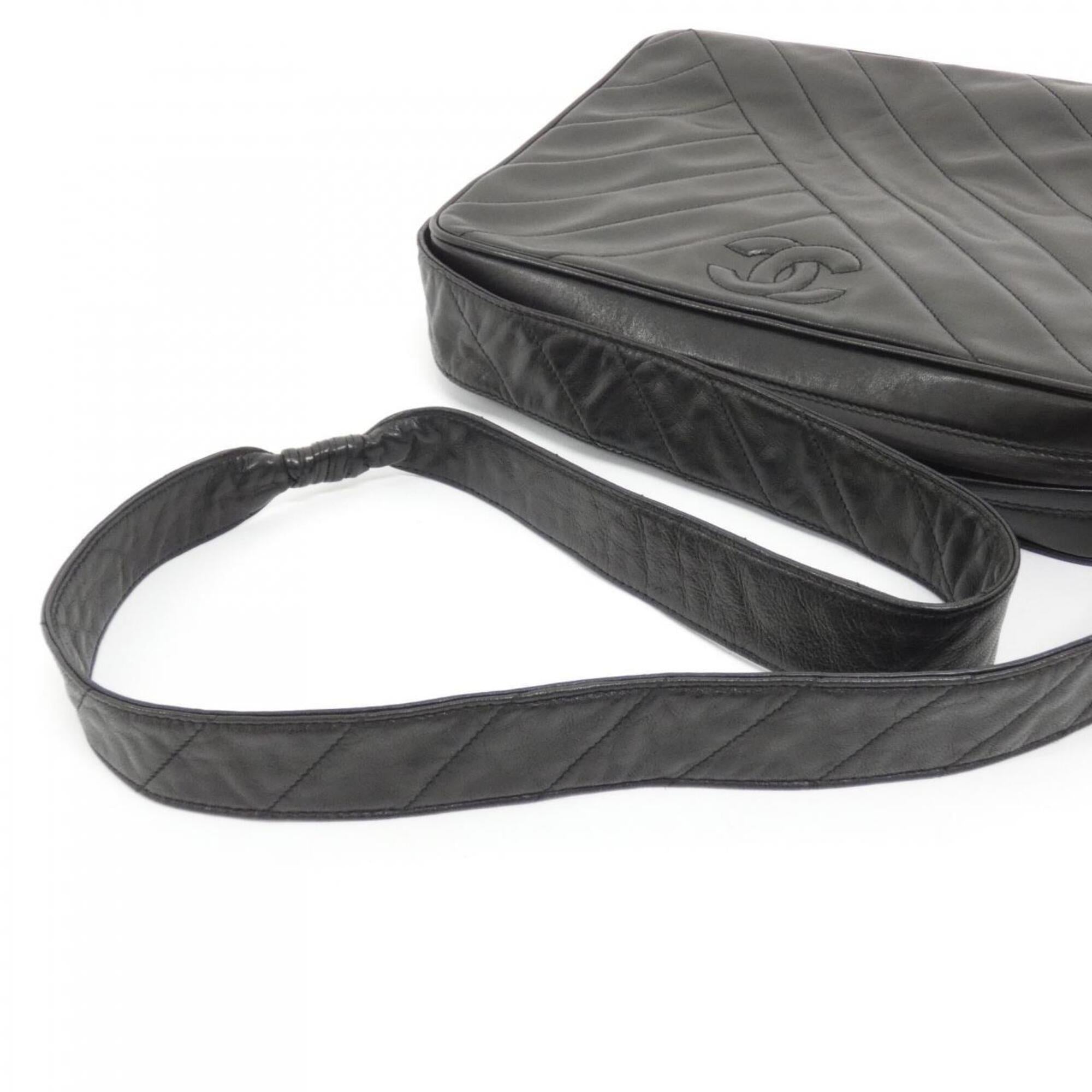 Chanel Black Leather Shoulder Bag (Pre-Owned)