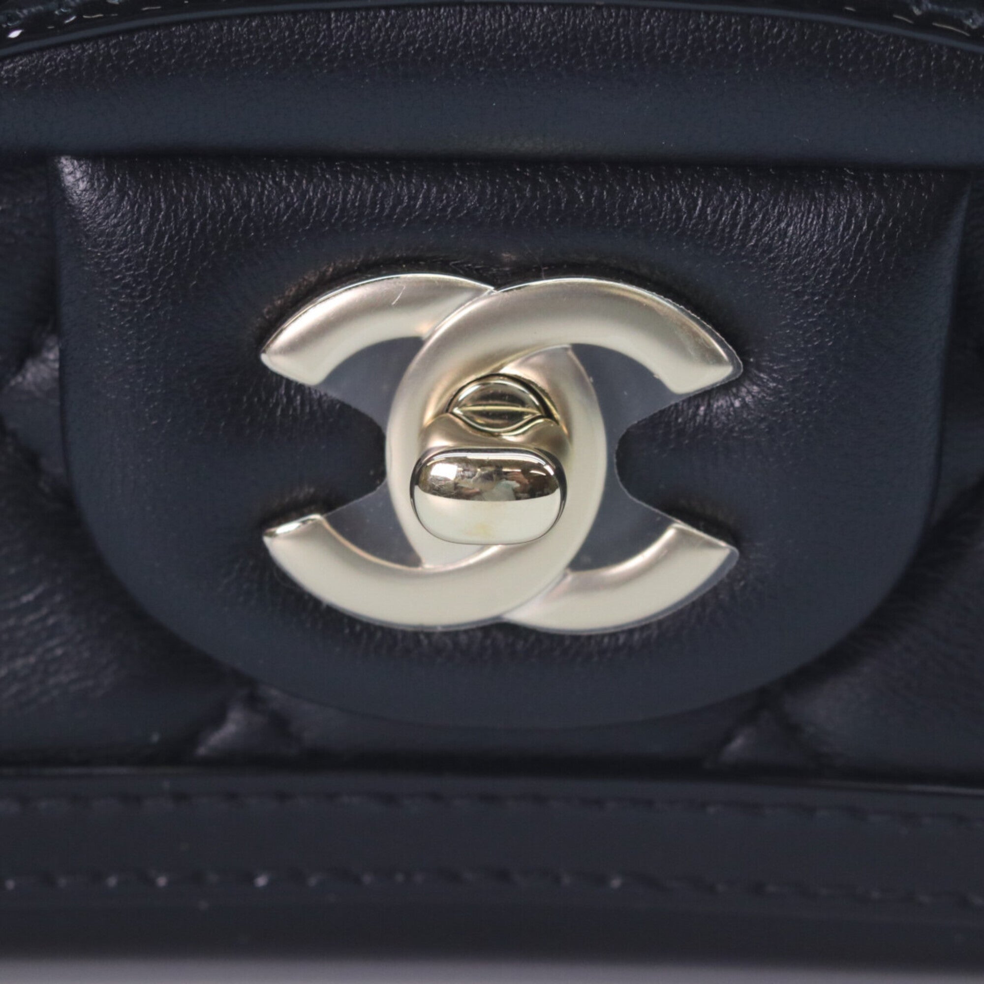 Chanel Black Leather Shoulder Bag (Pre-Owned)