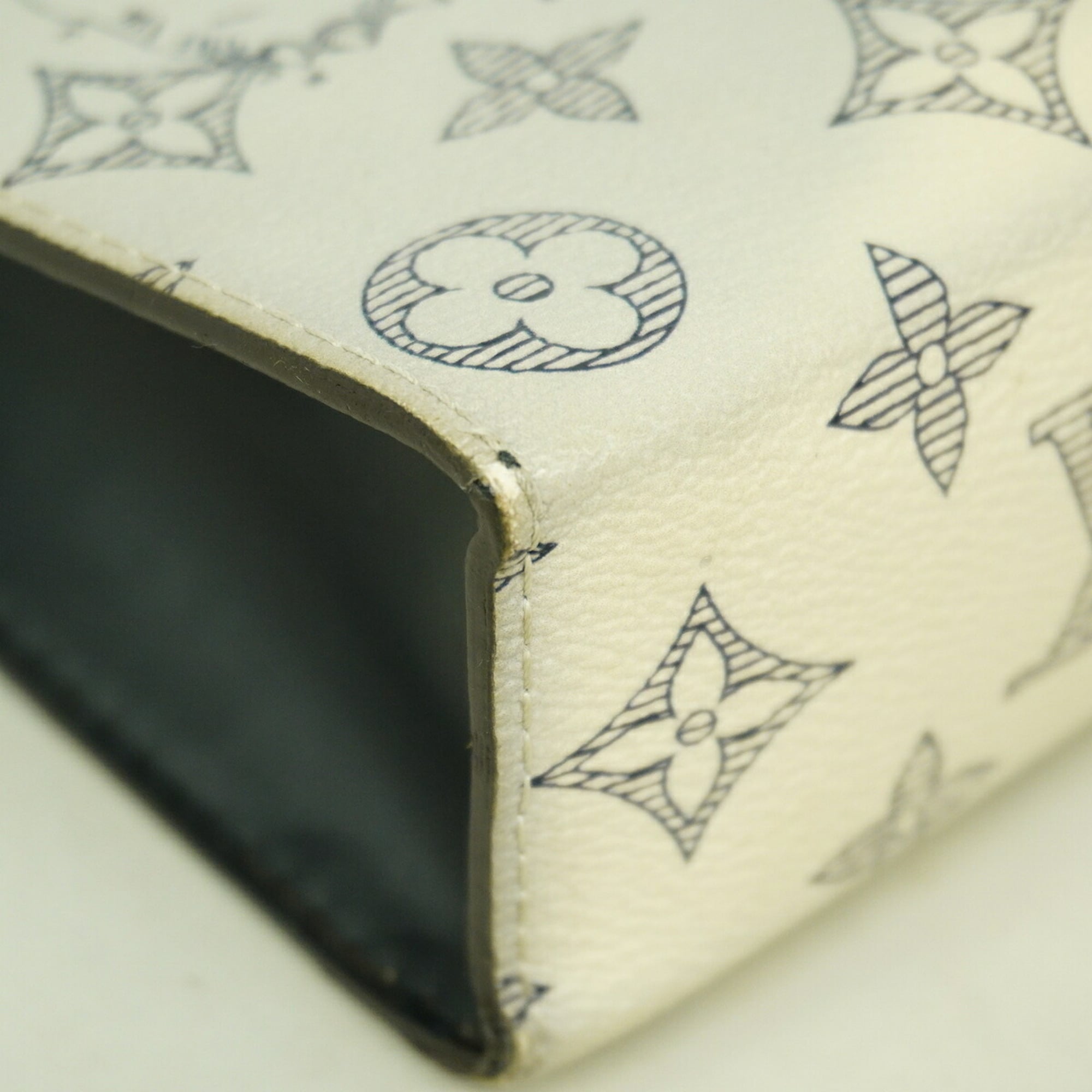 Louis Vuitton White Clutch Bag (Pre-Owned)