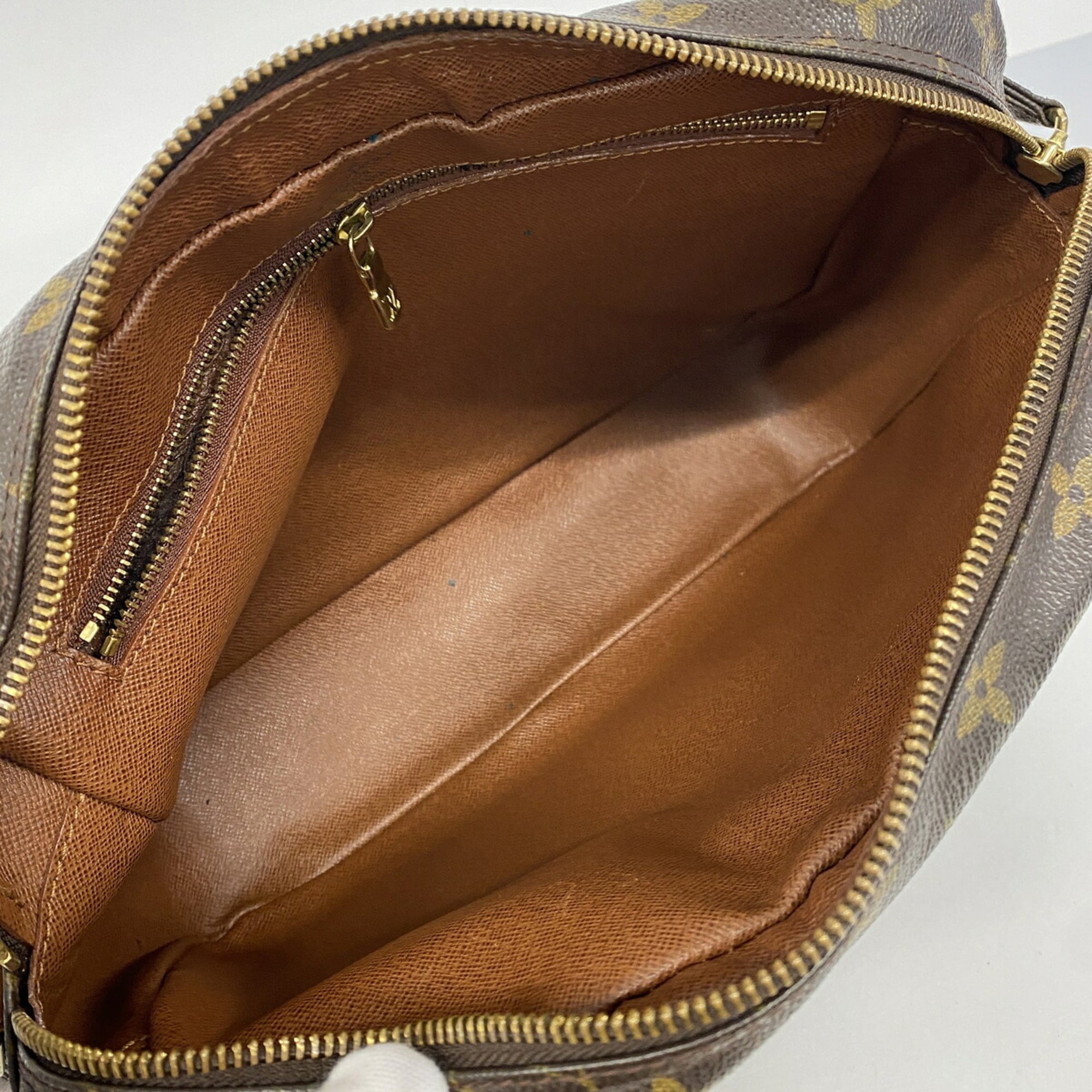 Louis Vuitton Brown Shoulder Bag (Pre-Owned)