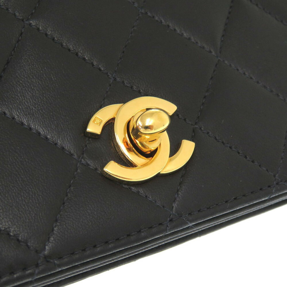 Chanel Matelasse Black Leather Shoulder Bag (Pre-Owned)