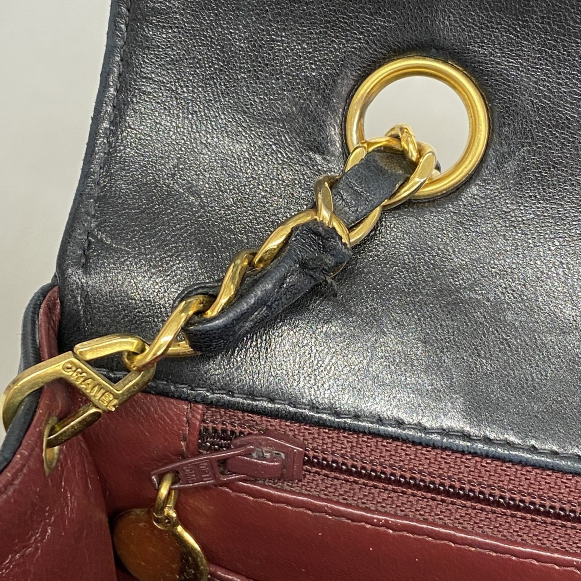 Chanel Black Leather Shoulder Bag (Pre-Owned)