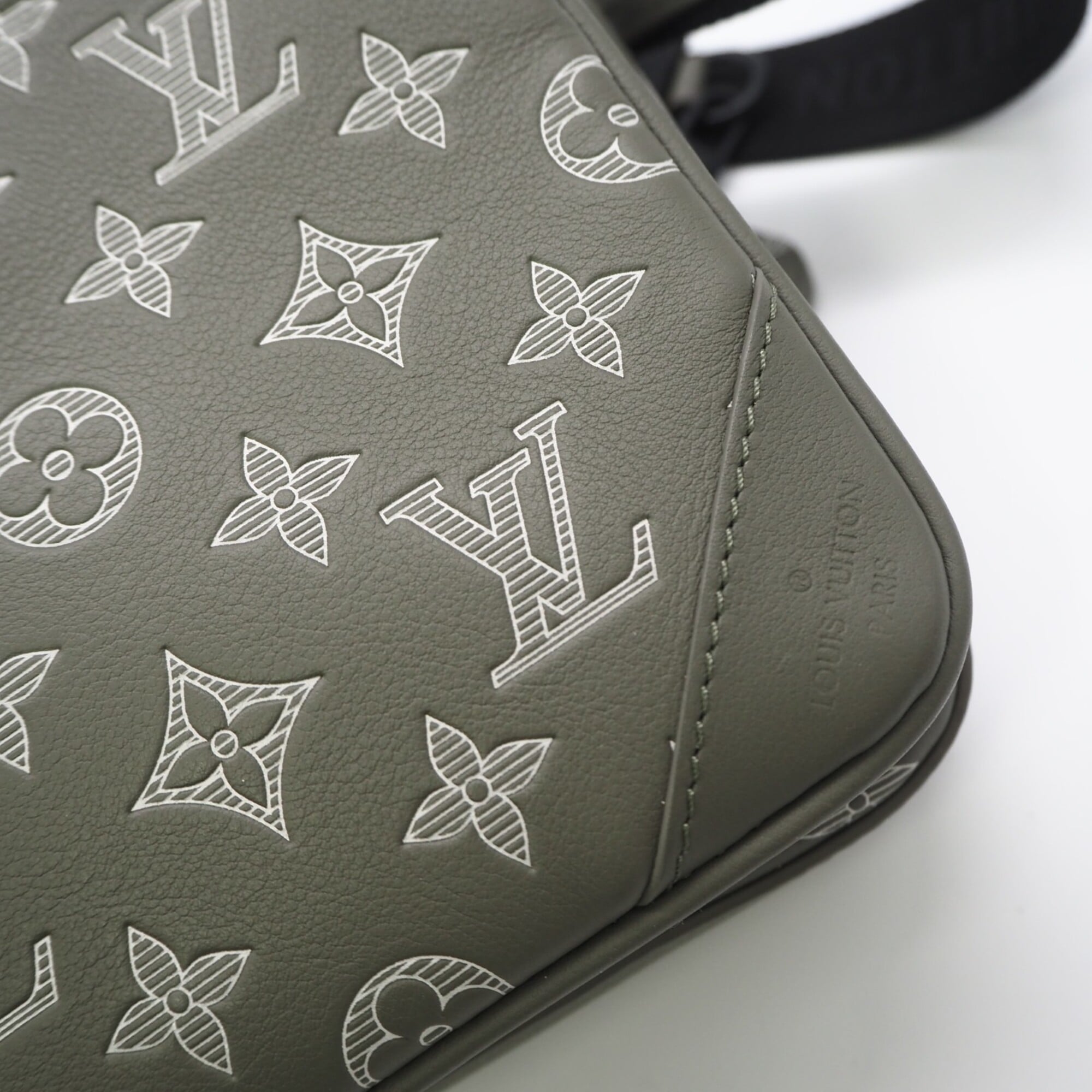 Louis Vuitton Khaki White Leather Shoulder Bag (Pre-Owned)