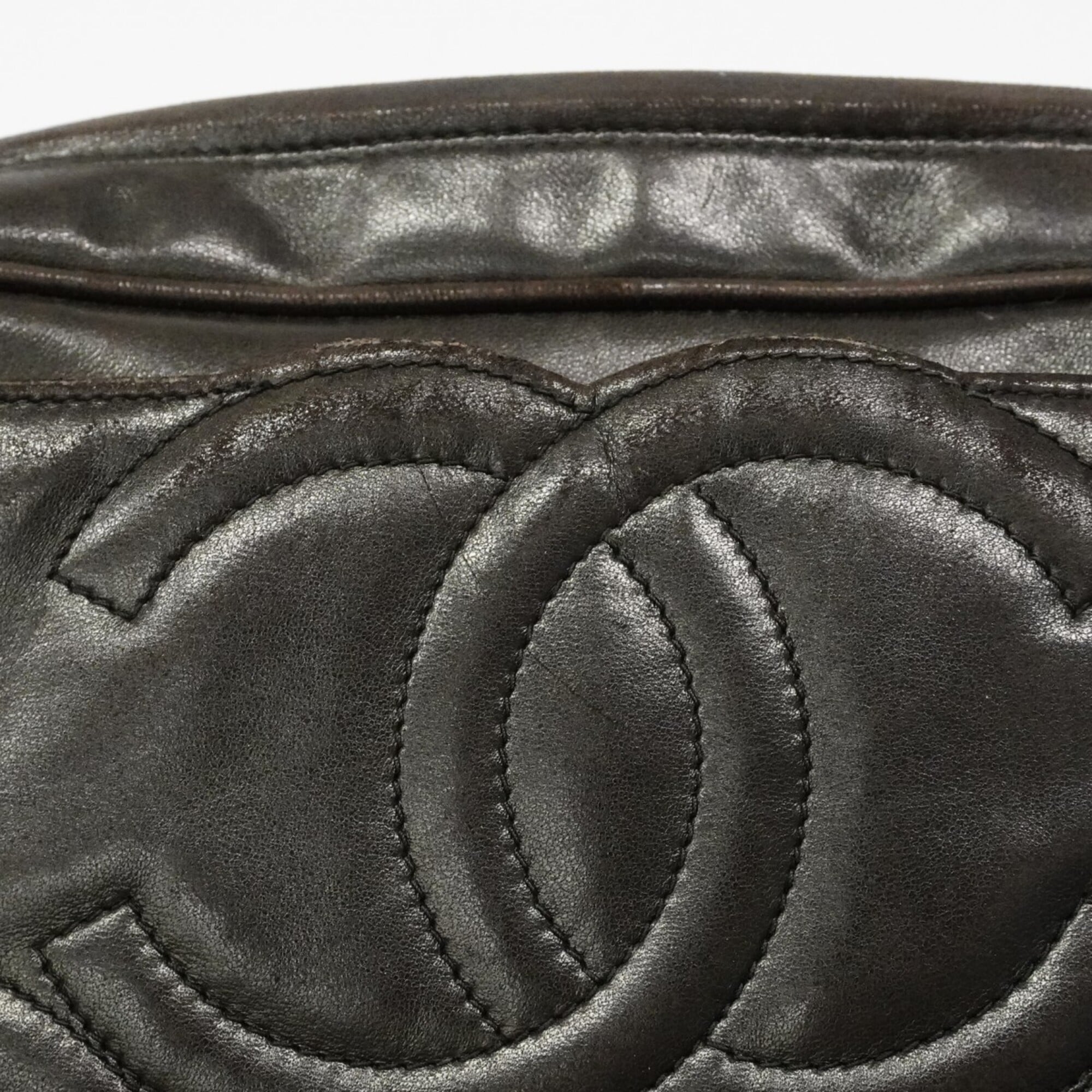 Chanel Black Leather Shoulder Bag (Pre-Owned)
