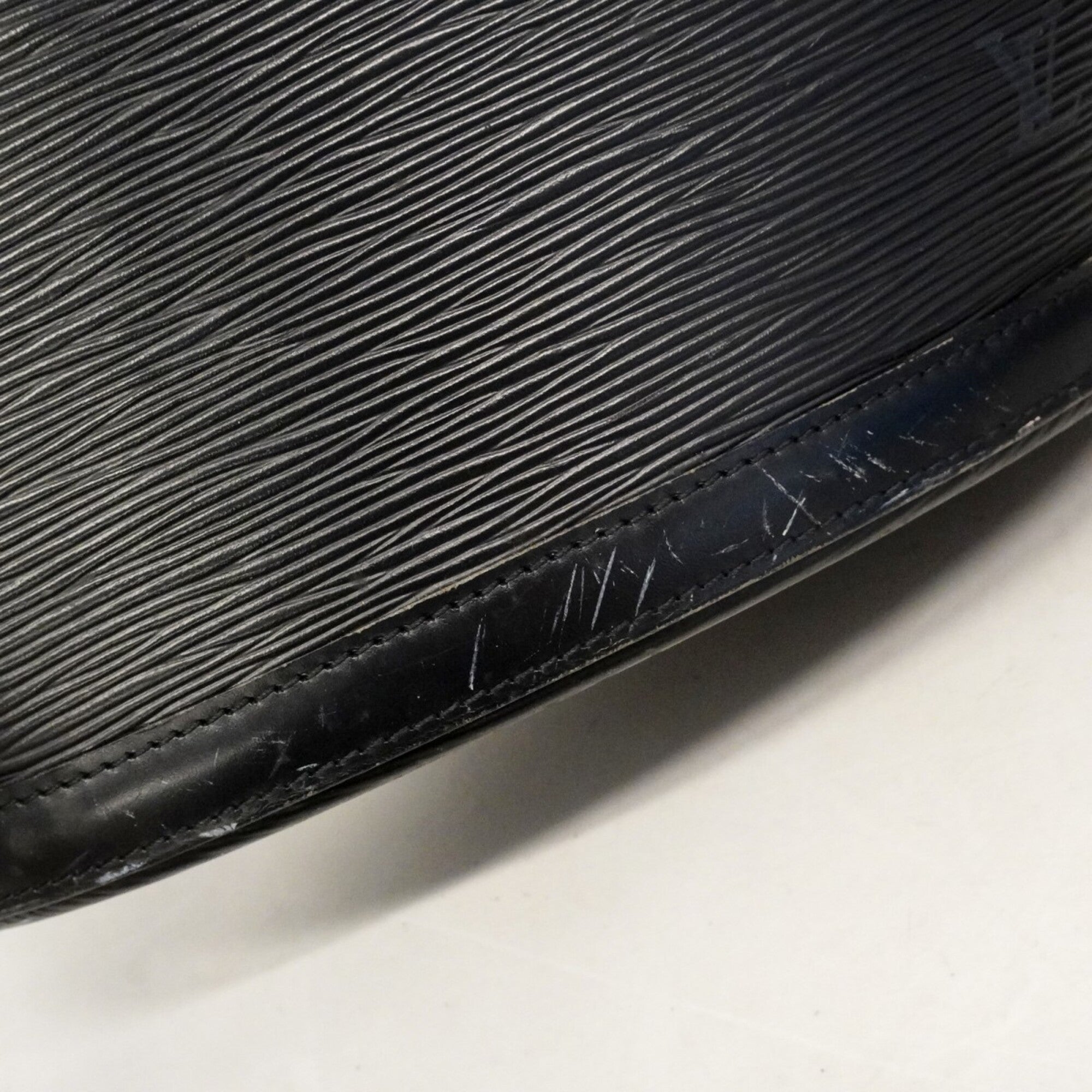 Louis Vuitton Noir Handbag (Pre-Owned)