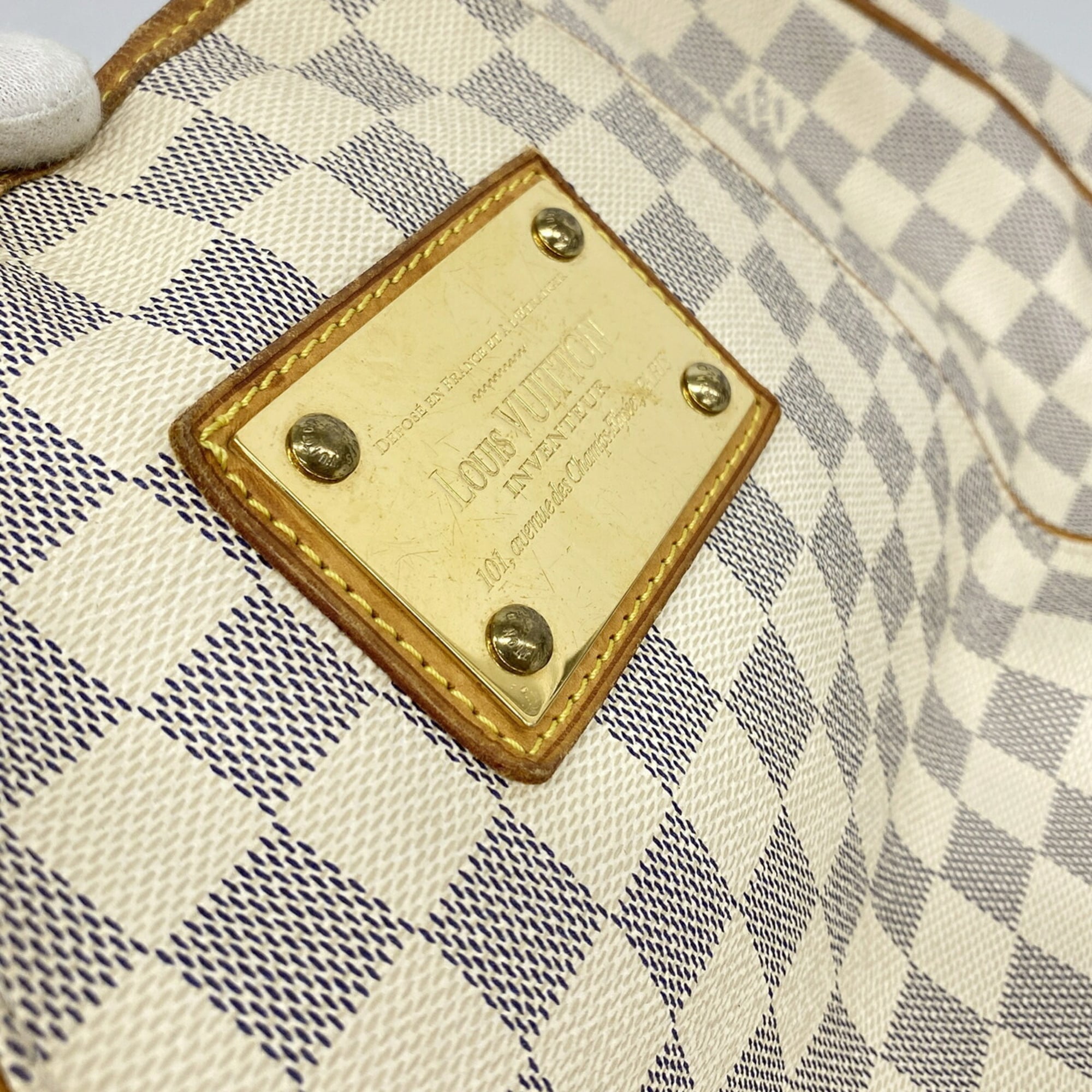 Louis Vuitton White Shoulder Bag (Pre-Owned)