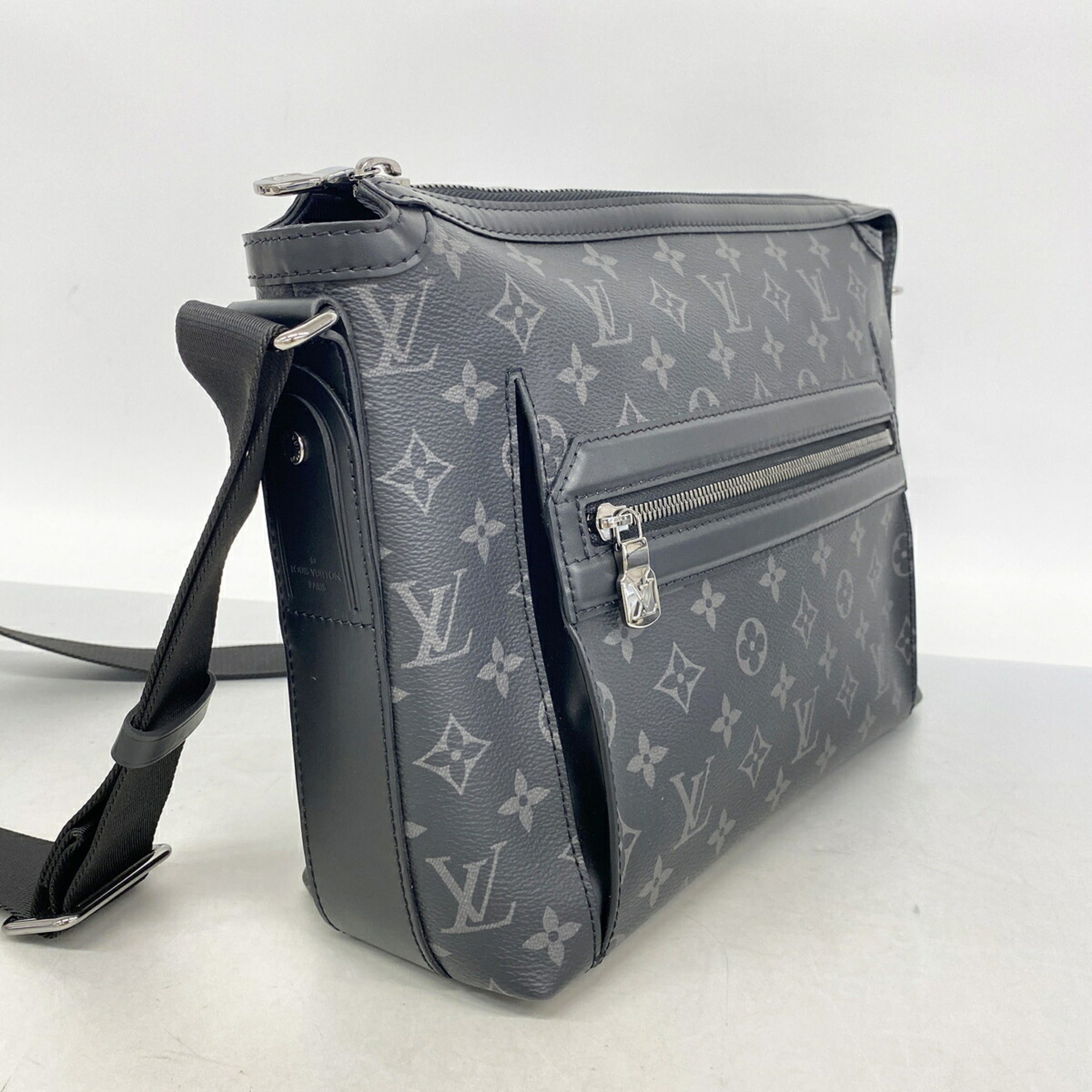 Louis Vuitton Black Shoulder Bag (Pre-Owned)