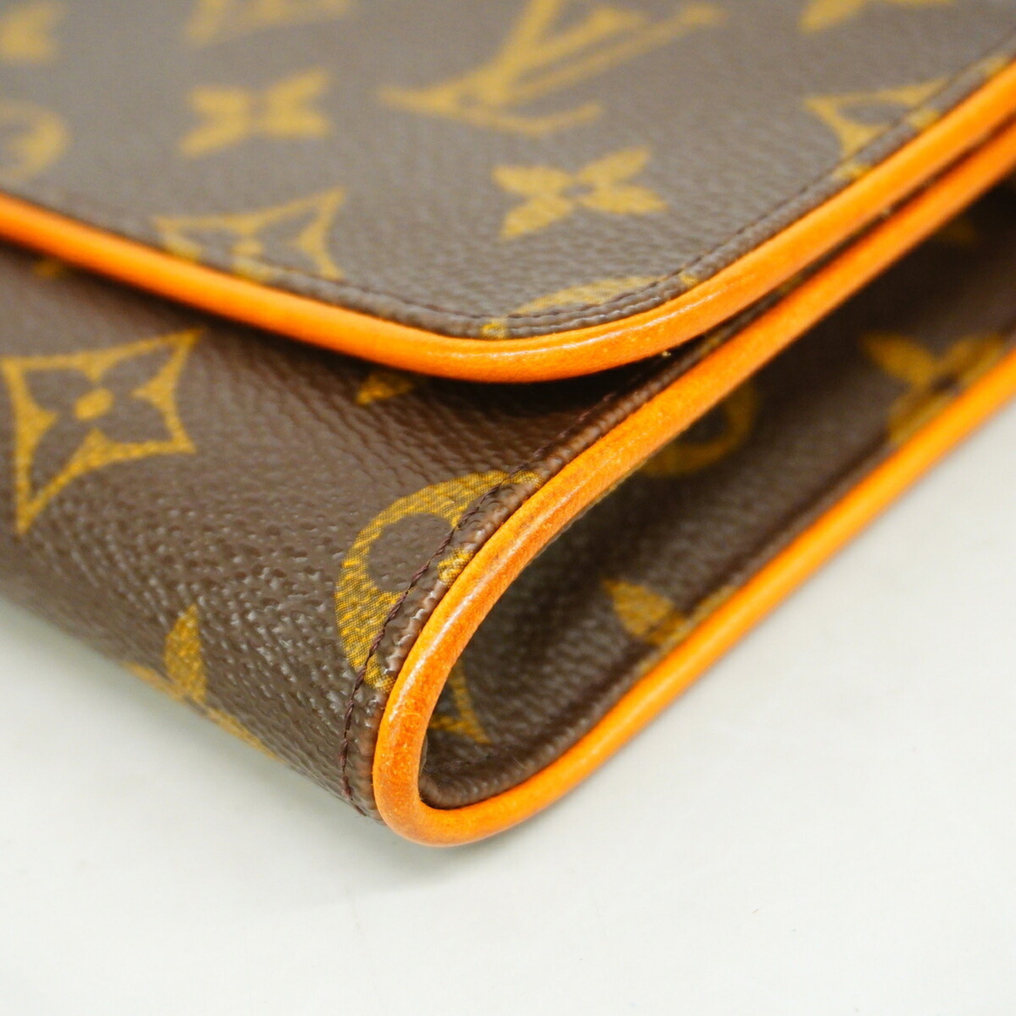 Louis Vuitton Brown Shoulder Bag (Pre-Owned)