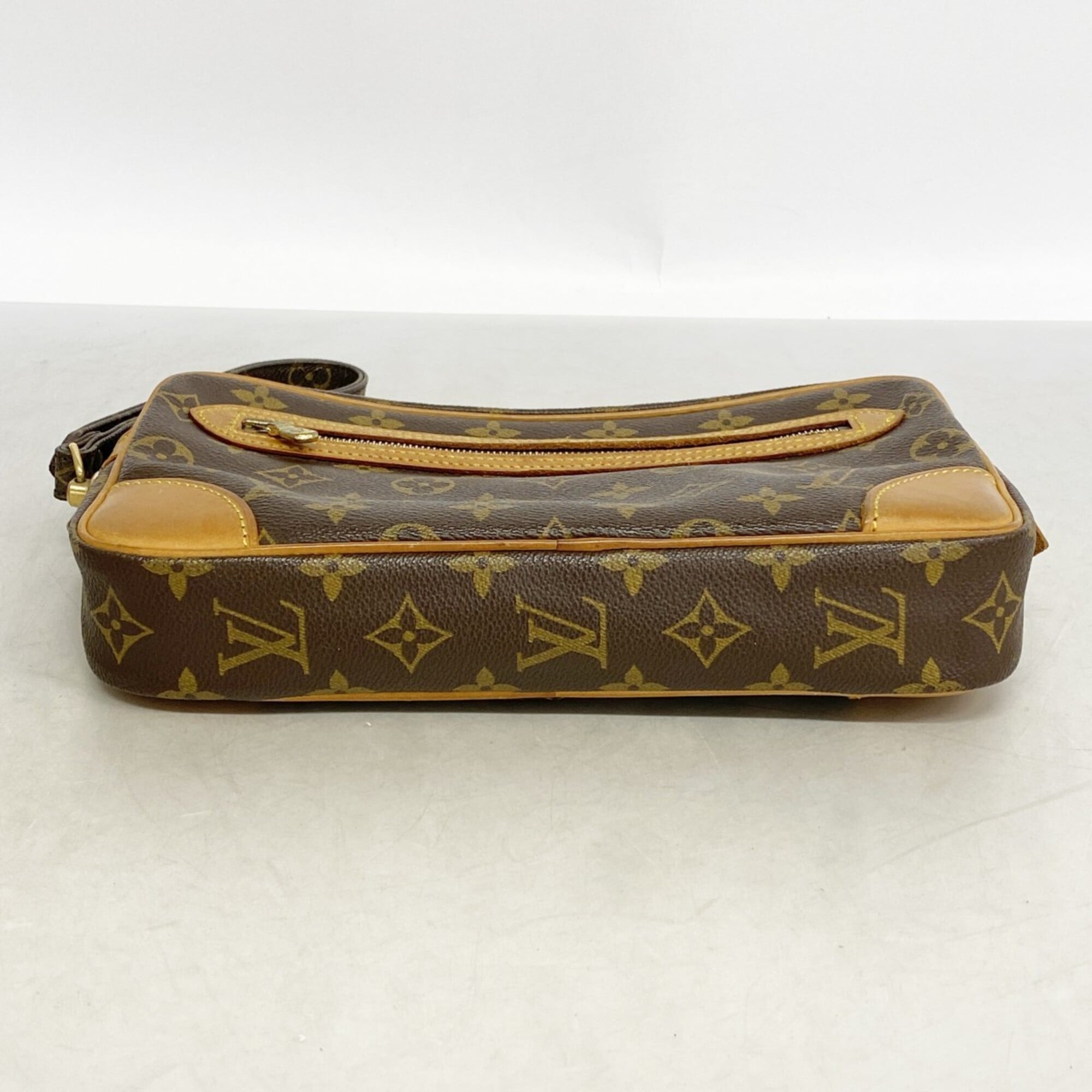 Louis Vuitton Brown Clutch Bag (Pre-Owned)