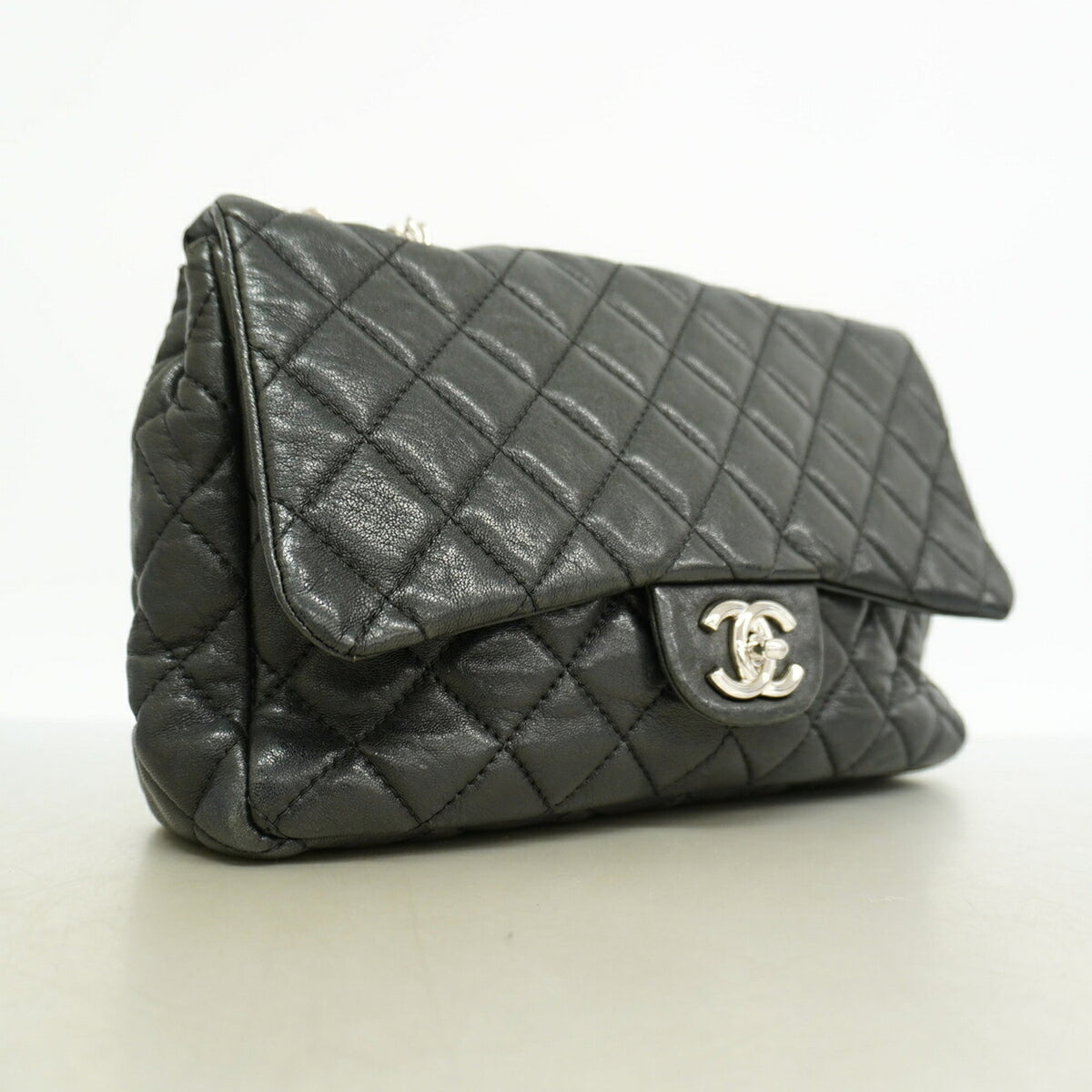 Chanel Black Leather Shoulder Bag (Pre-Owned)