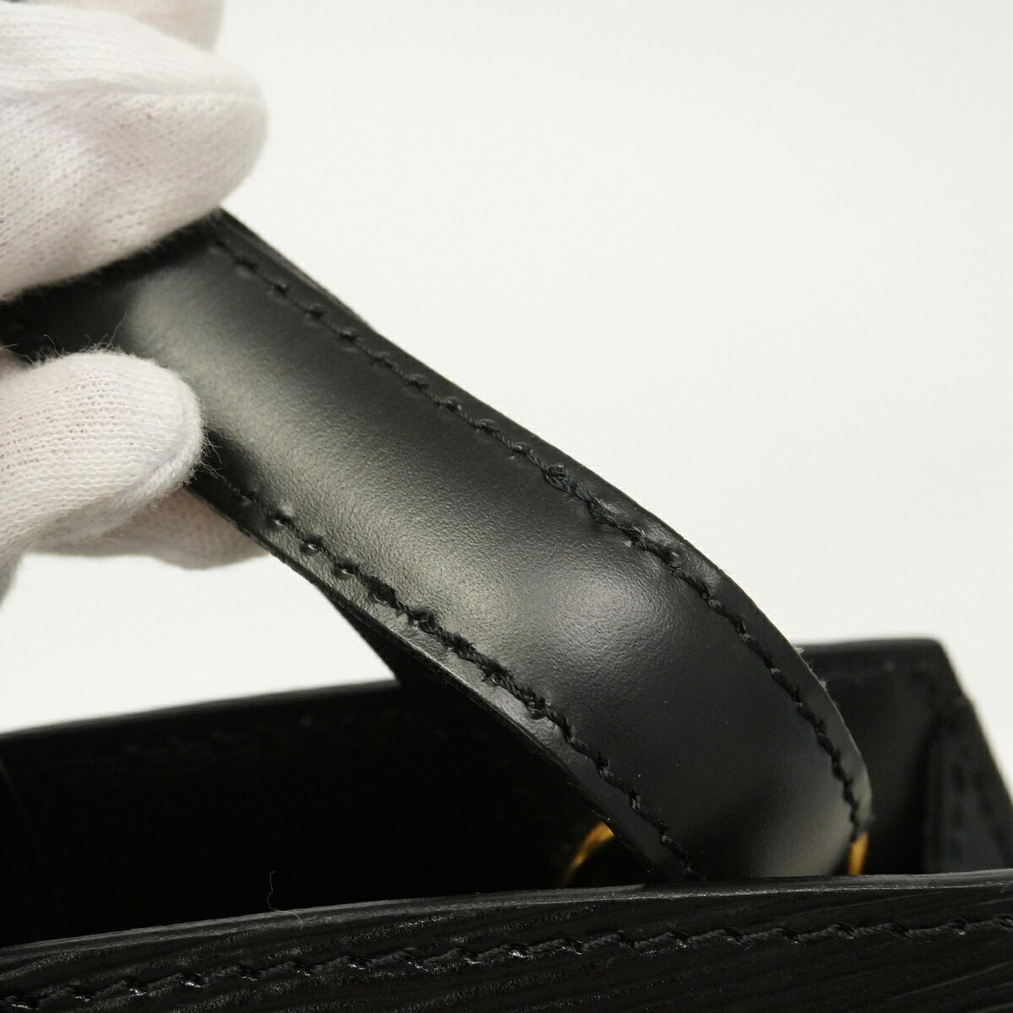Louis Vuitton Noir Shoulder Bag (Pre-Owned)