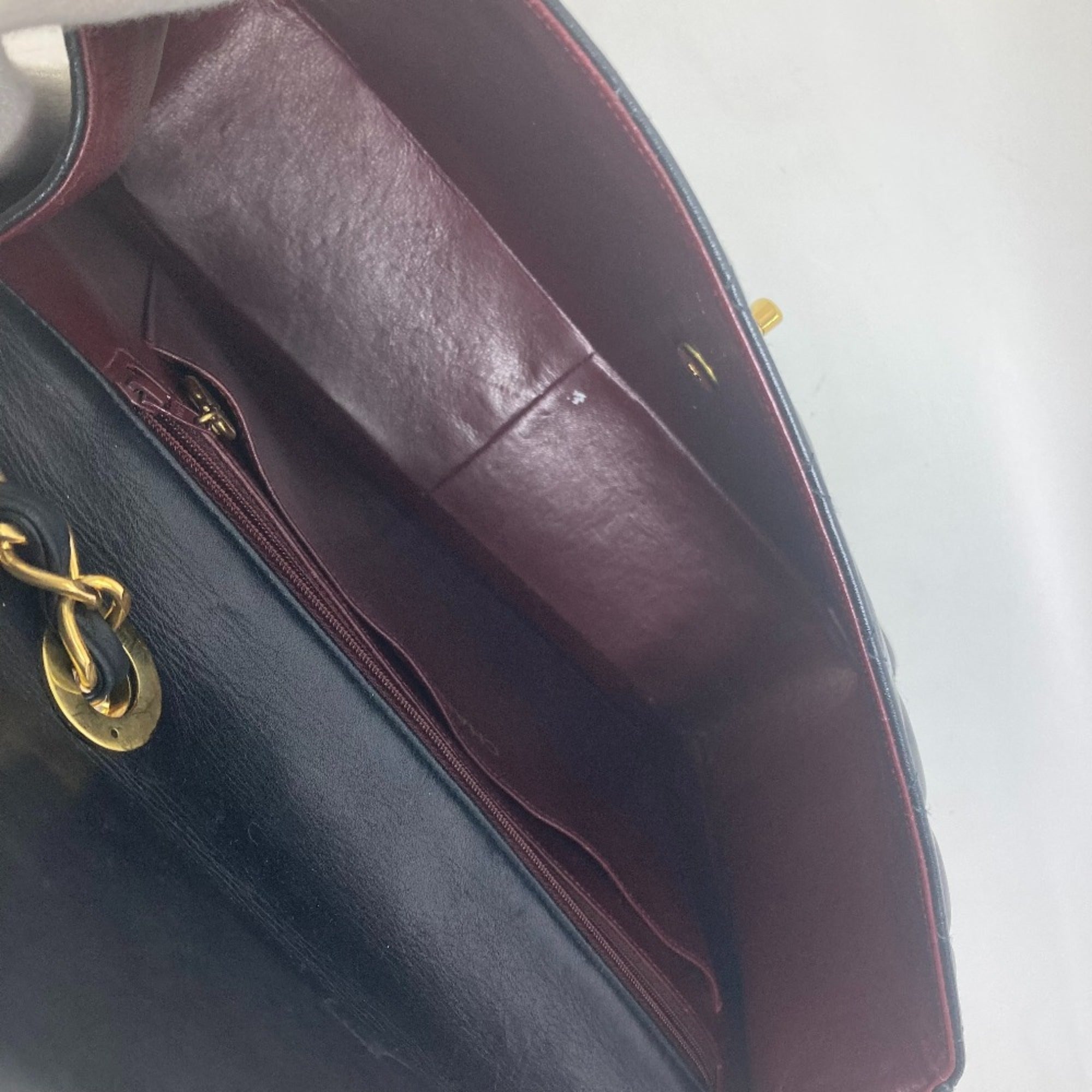Chanel Black Leather Shoulder Bag (Pre-Owned)