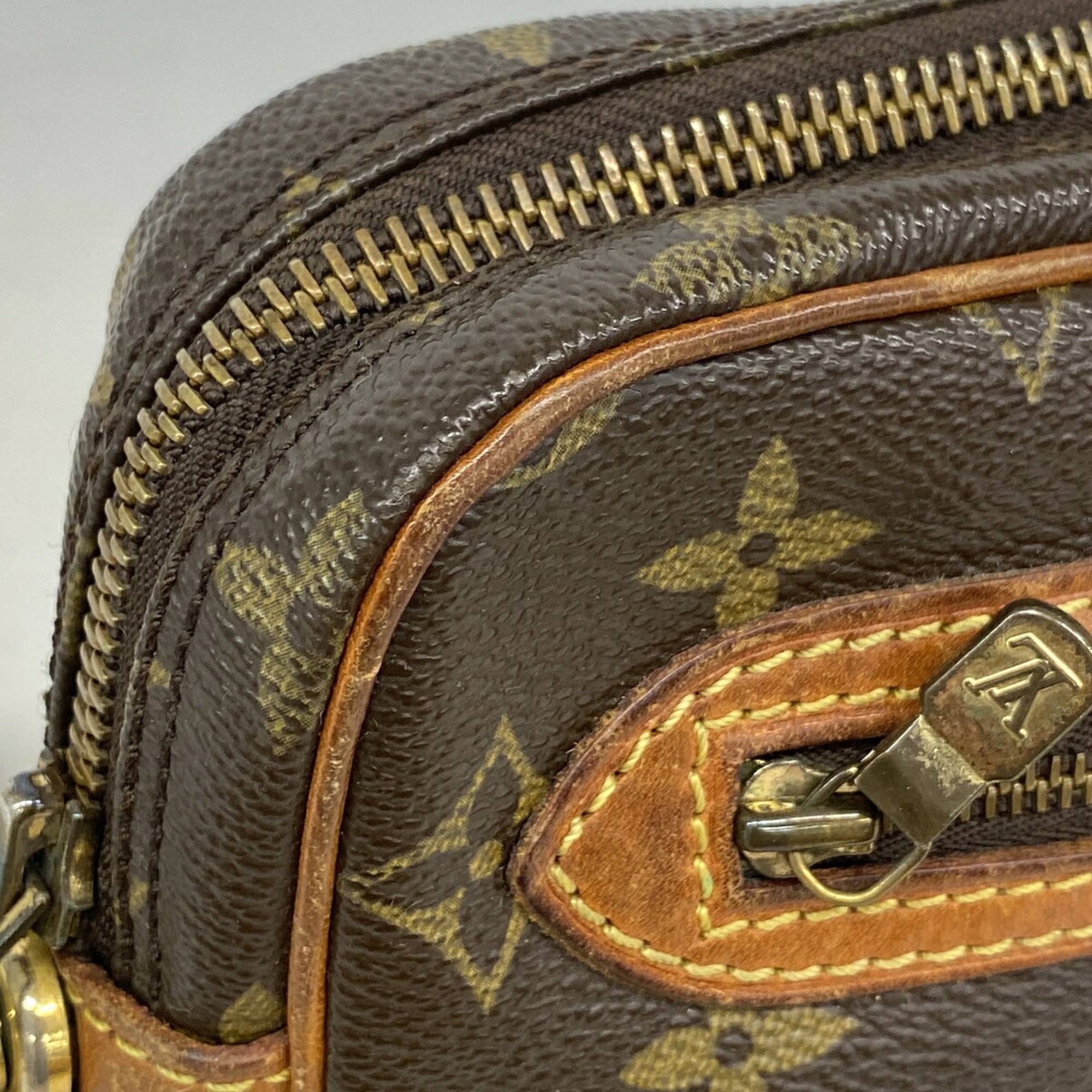 Louis Vuitton Brown Clutch Bag (Pre-Owned)