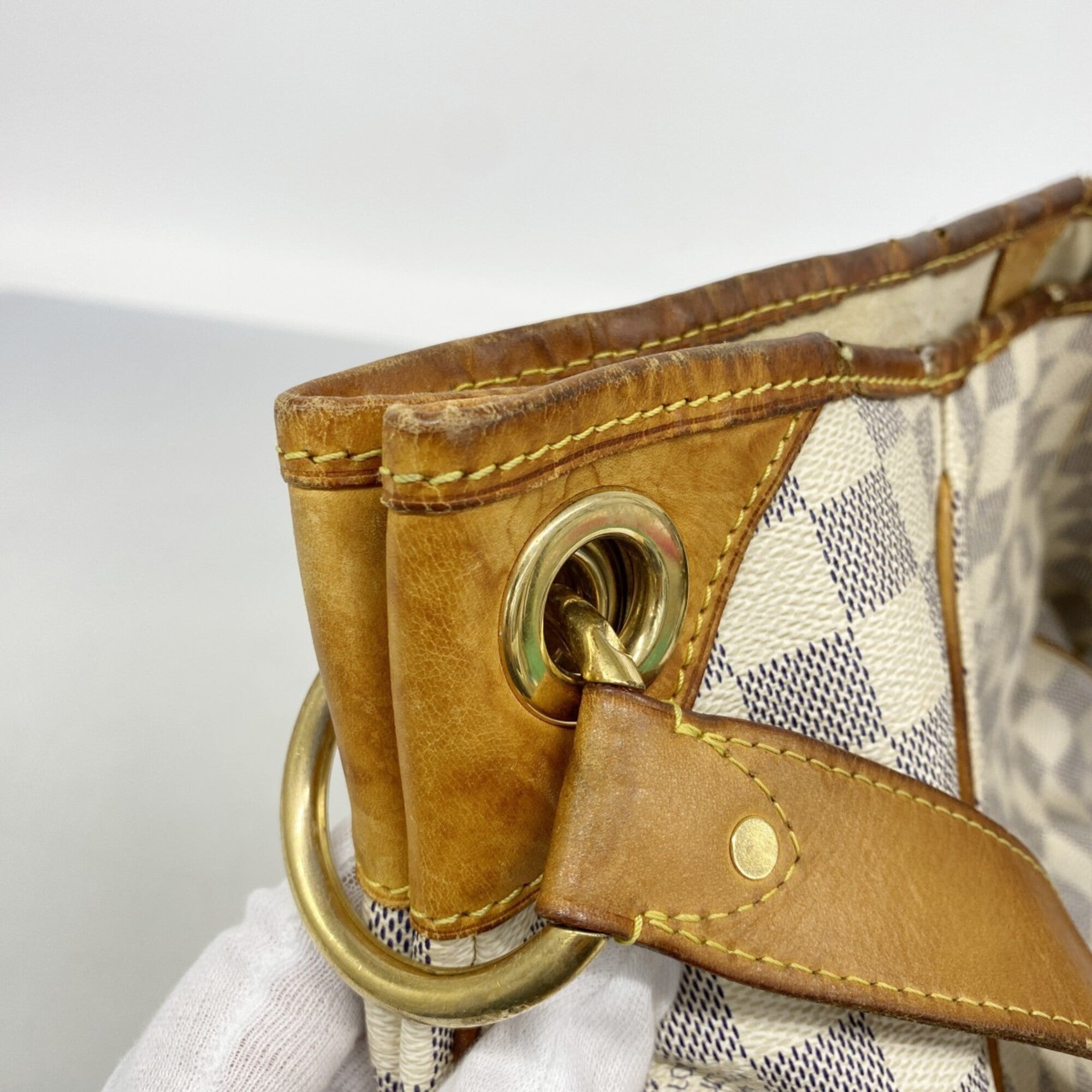 Louis Vuitton White Shoulder Bag (Pre-Owned)