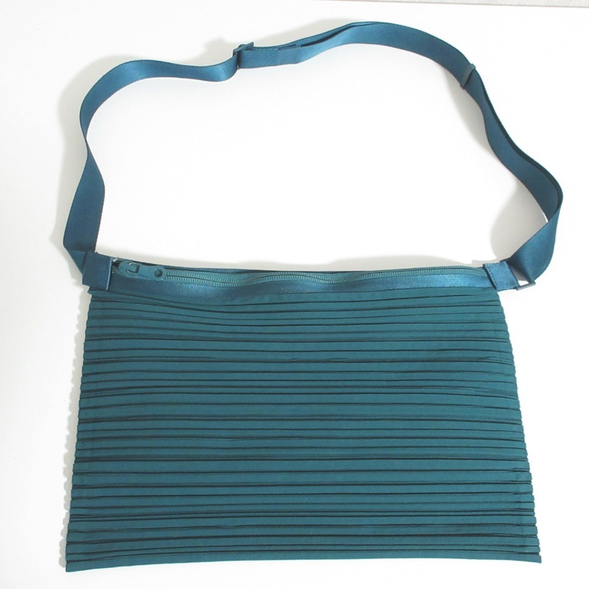 Issey Miyake Green Shoulder Bag (Pre-Owned)