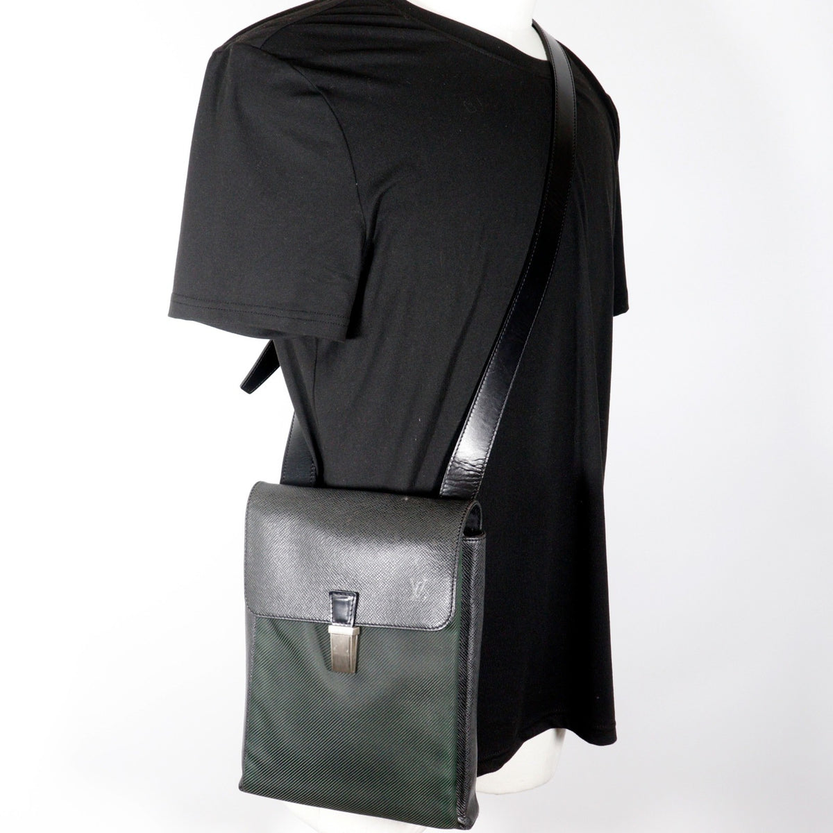 Louis Vuitton Ardoise Black Episea Taiga Leather Shoulder Bag (Pre-Owned)