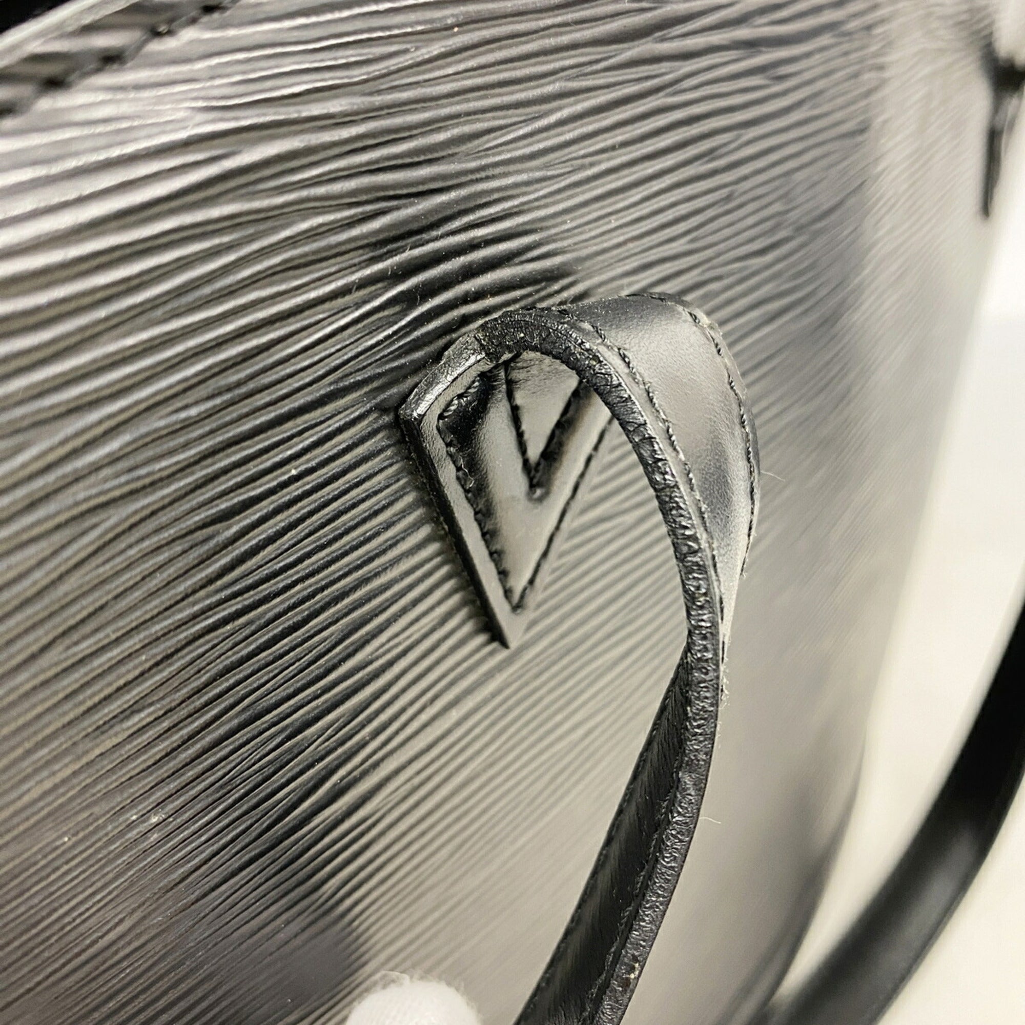 Louis Vuitton Noir Shoulder Bag (Pre-Owned)