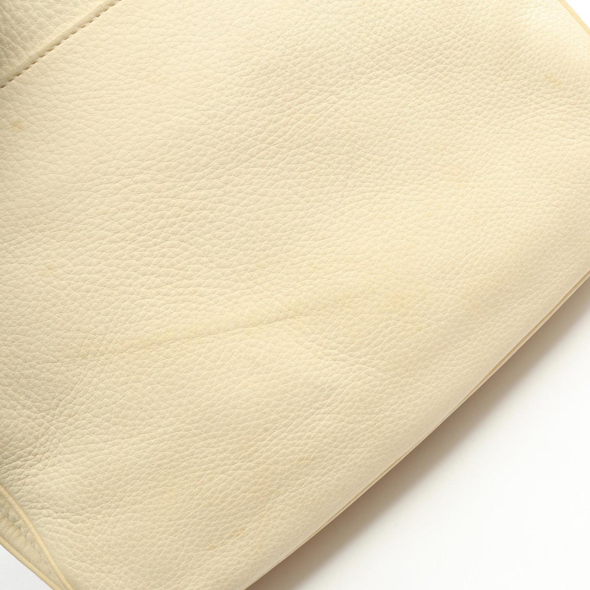 Salvatore Ferragamo Ivory Leather Shoulder Bag (Pre-Owned)