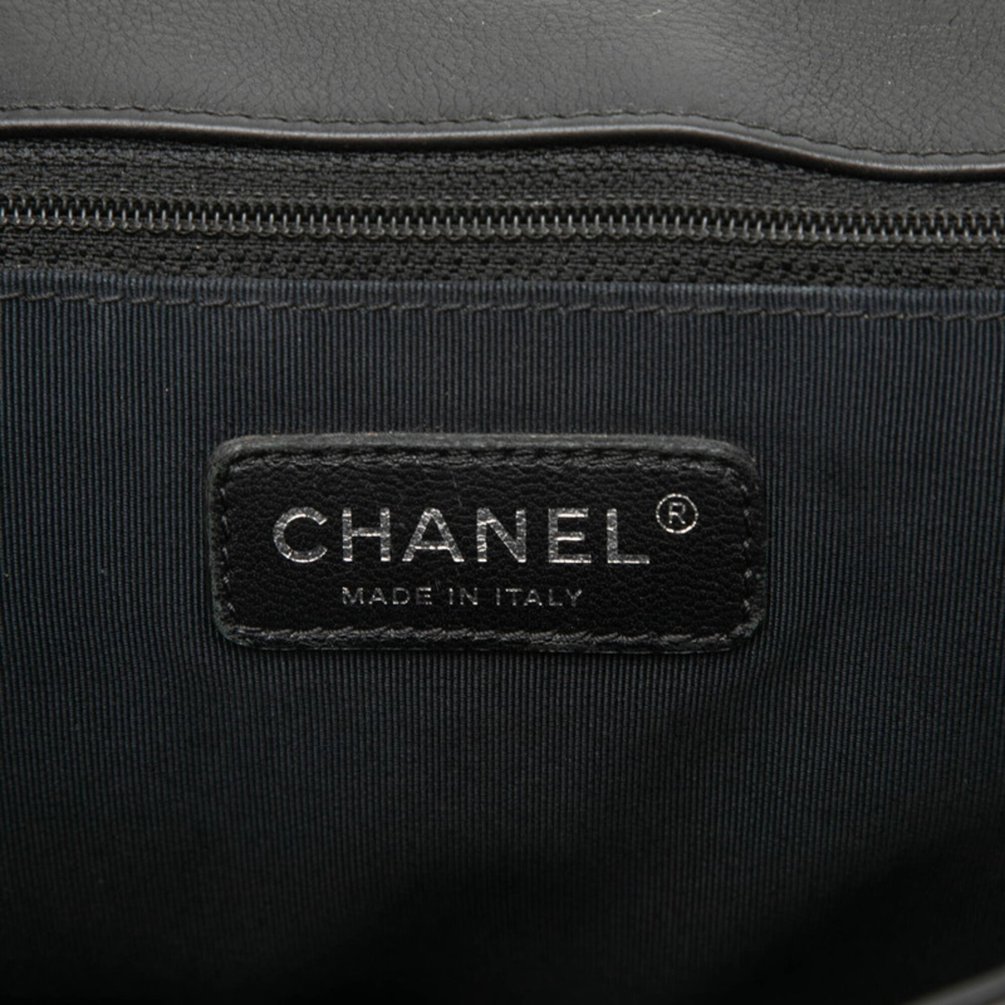 Chanel Black Leather Shoulder Bag (Pre-Owned)