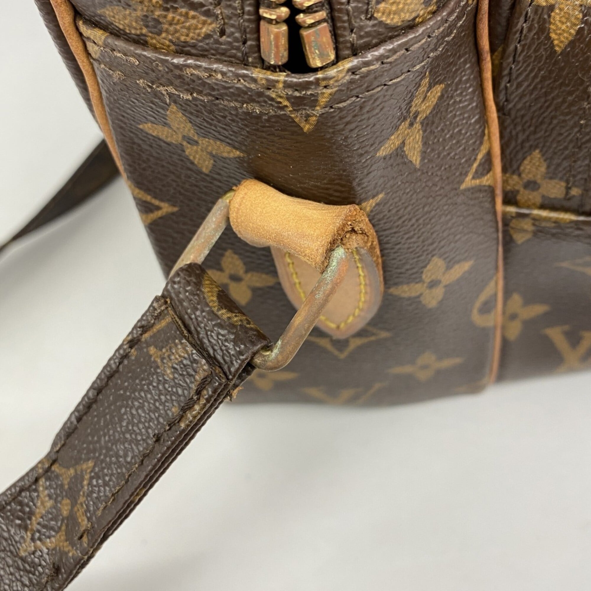 Louis Vuitton Brown Shoulder Bag (Pre-Owned)