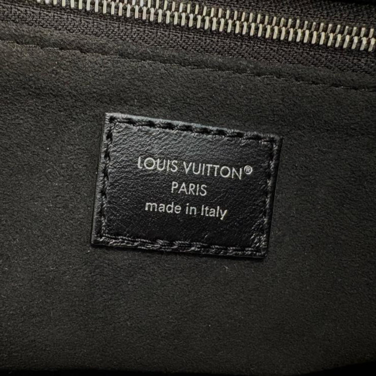 Louis Vuitton Noir Leather Shoulder Bag (Pre-Owned)