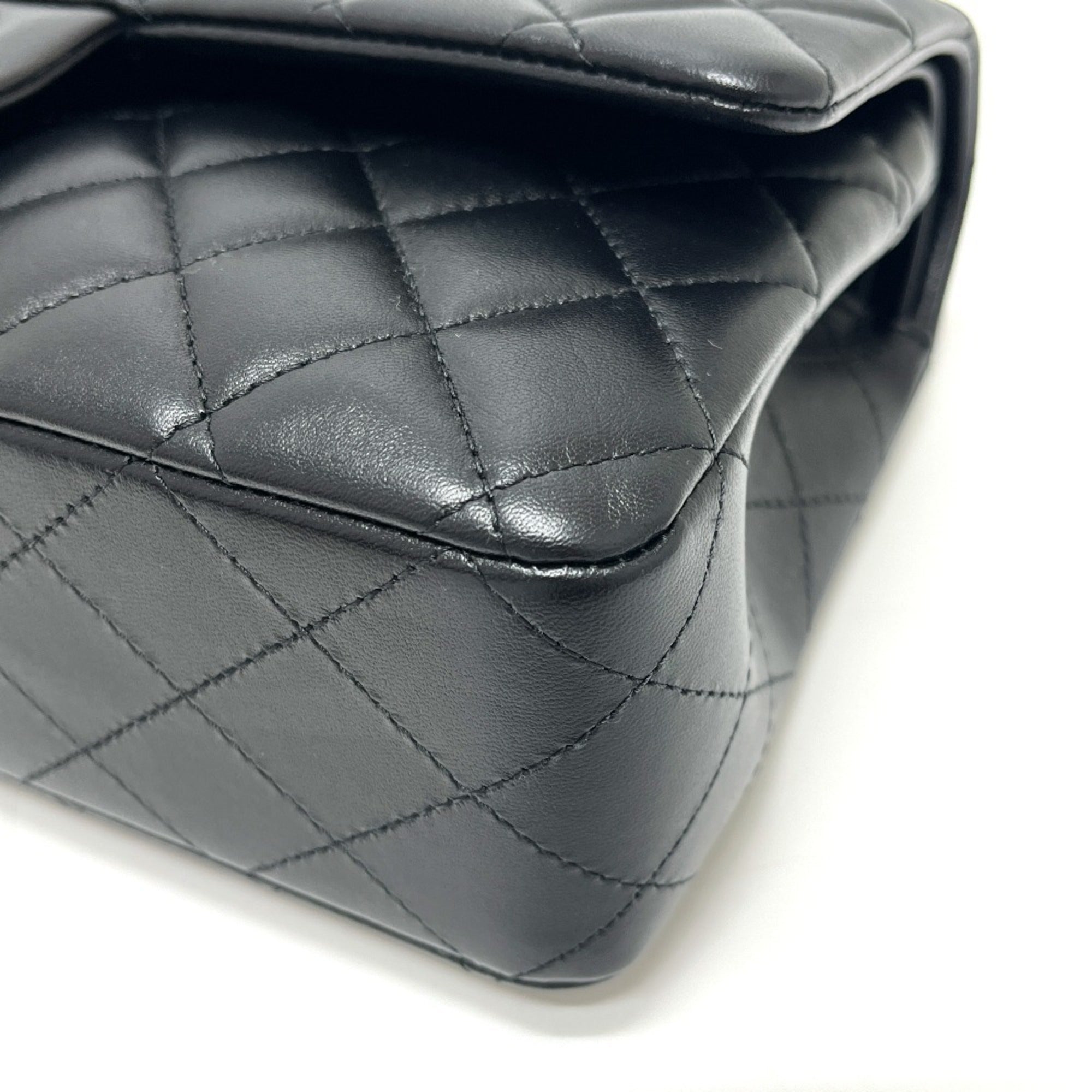 Chanel Black Leather Shoulder Bag (Pre-Owned)