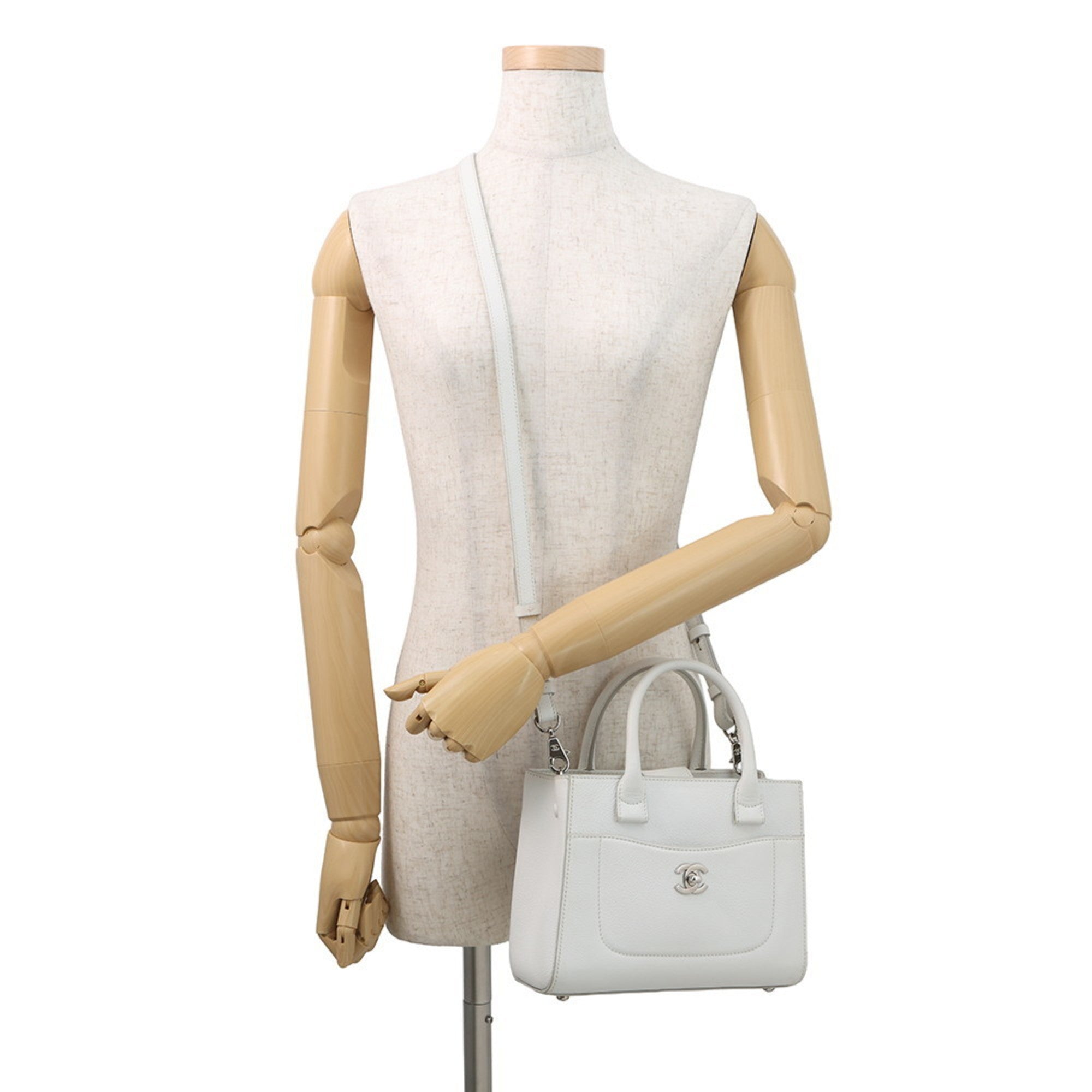 Chanel White Leather Handbag Shoulder Bag (Pre-Owned)
