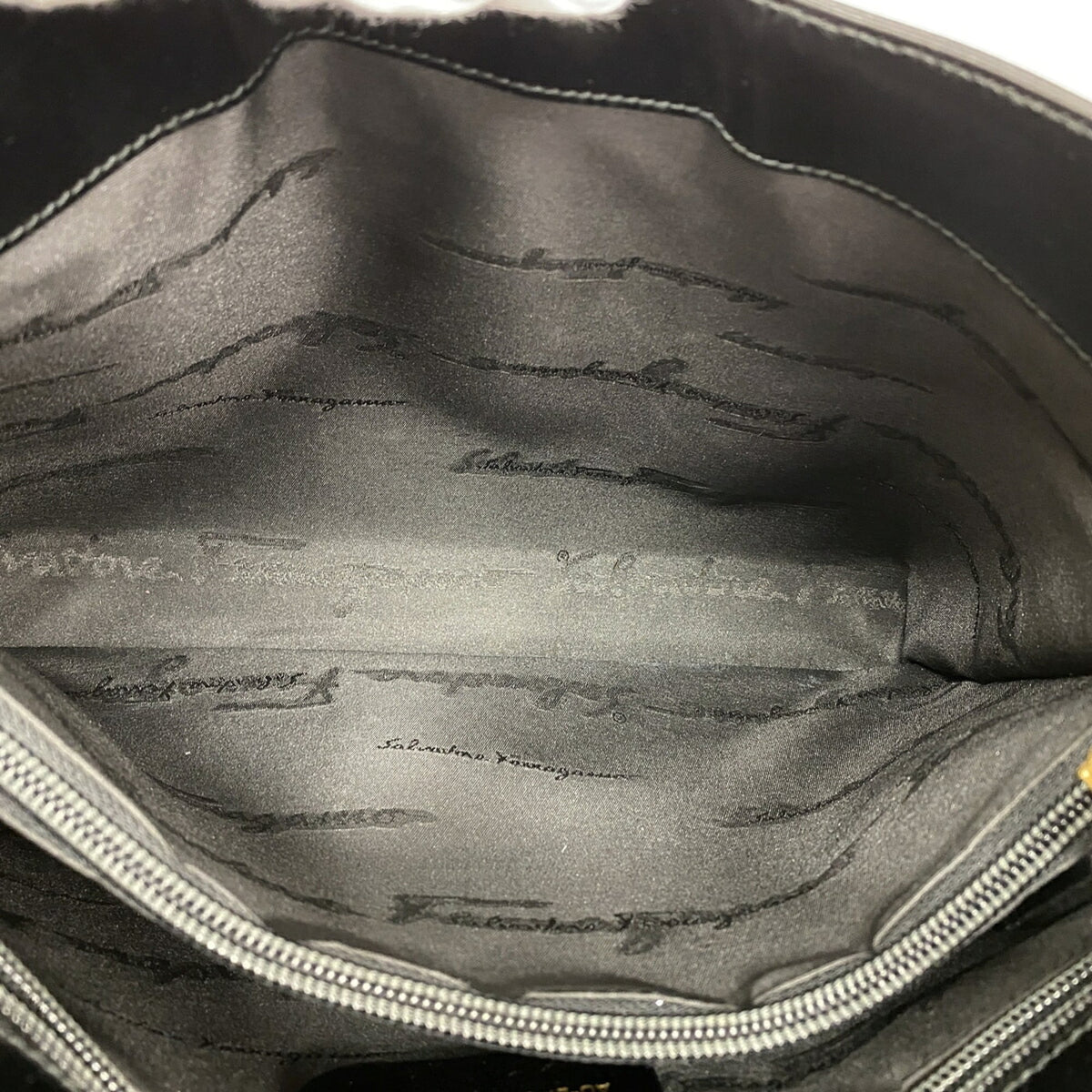Salvatore Ferragamo Black Leather Shoulder Bag (Pre-Owned)