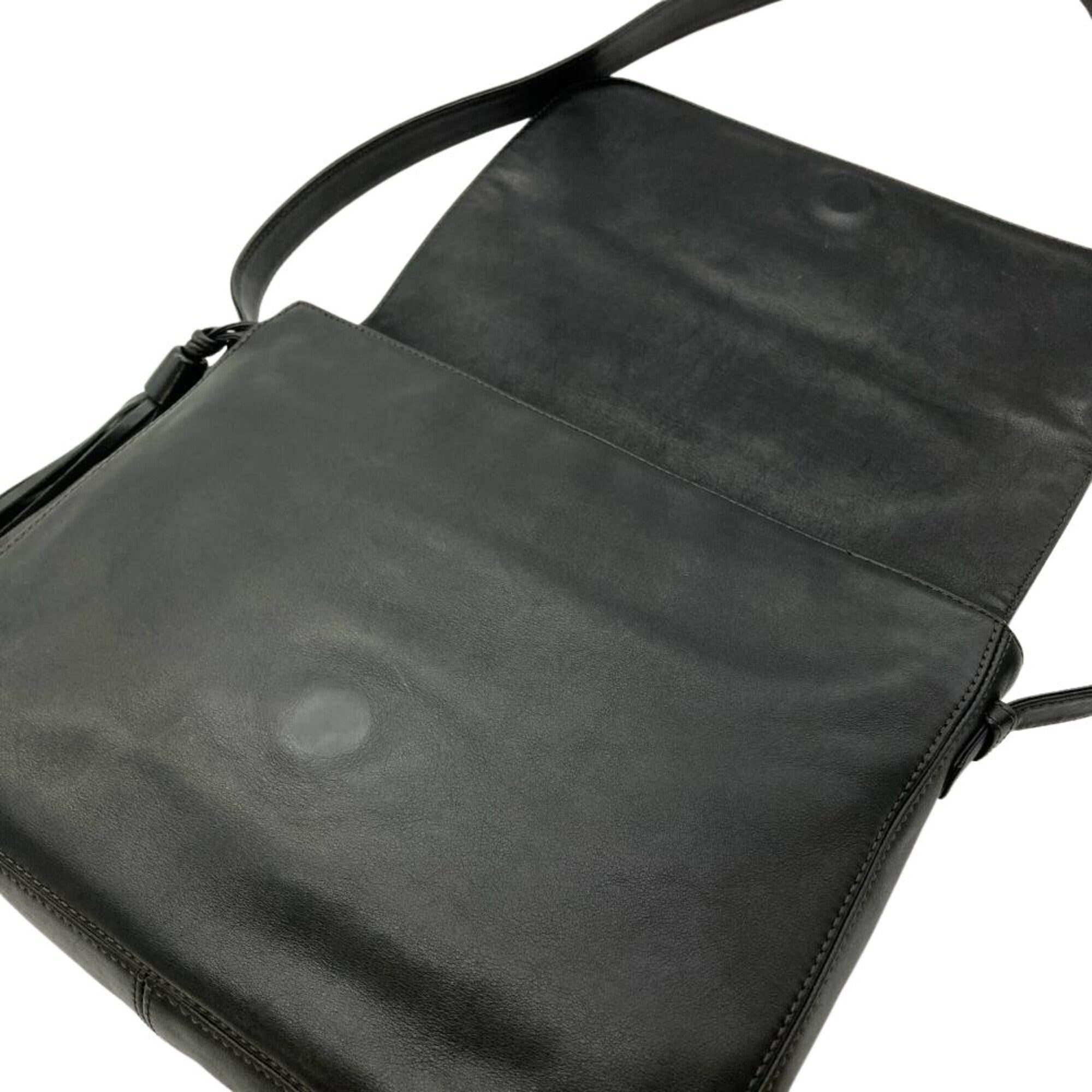 Chanel Black Leather Shoulder Bag (Pre-Owned)