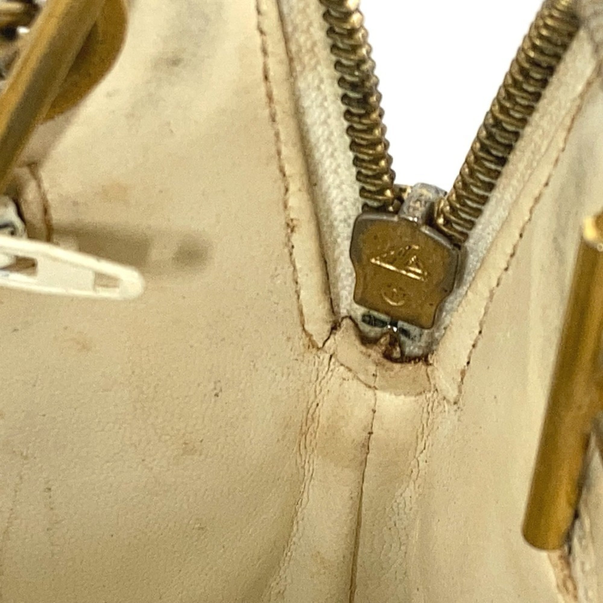 Chanel White Leather Shoulder Bag (Pre-Owned)