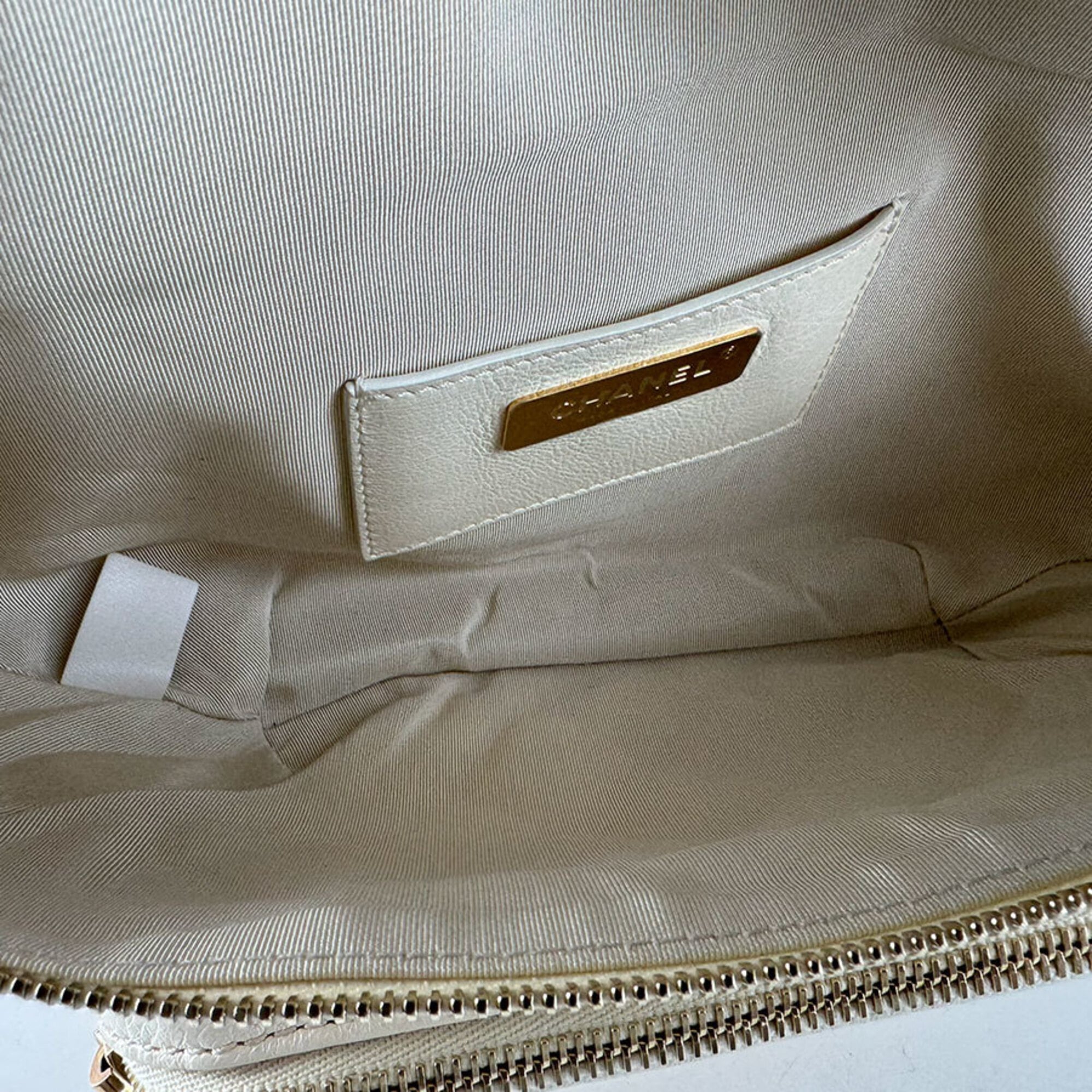 Chanel Ivory Leather Fanny Pack Shoulder Bag (Pre-Owned)
