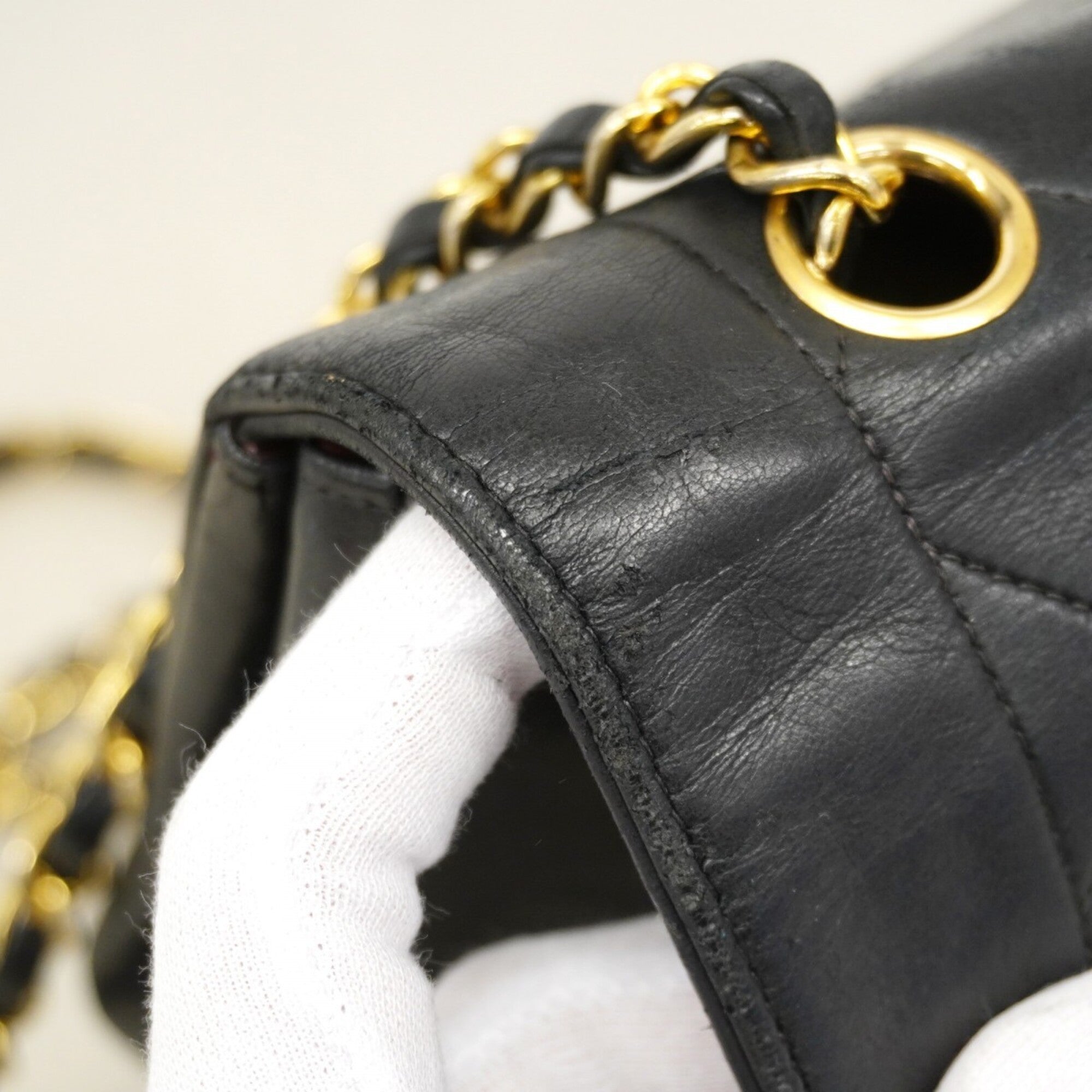 Chanel Black Leather Shoulder Bag (Pre-Owned)