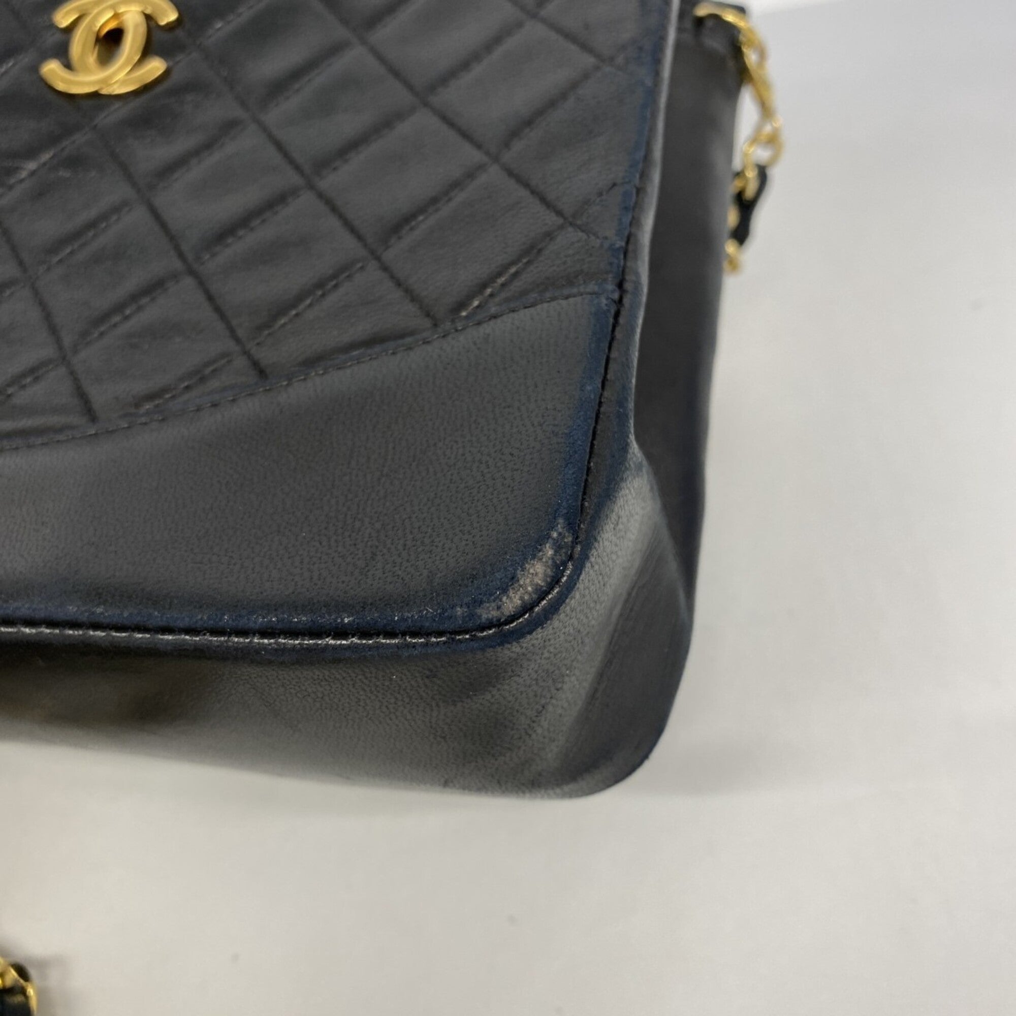 Chanel Black Leather Handbag (Pre-Owned)