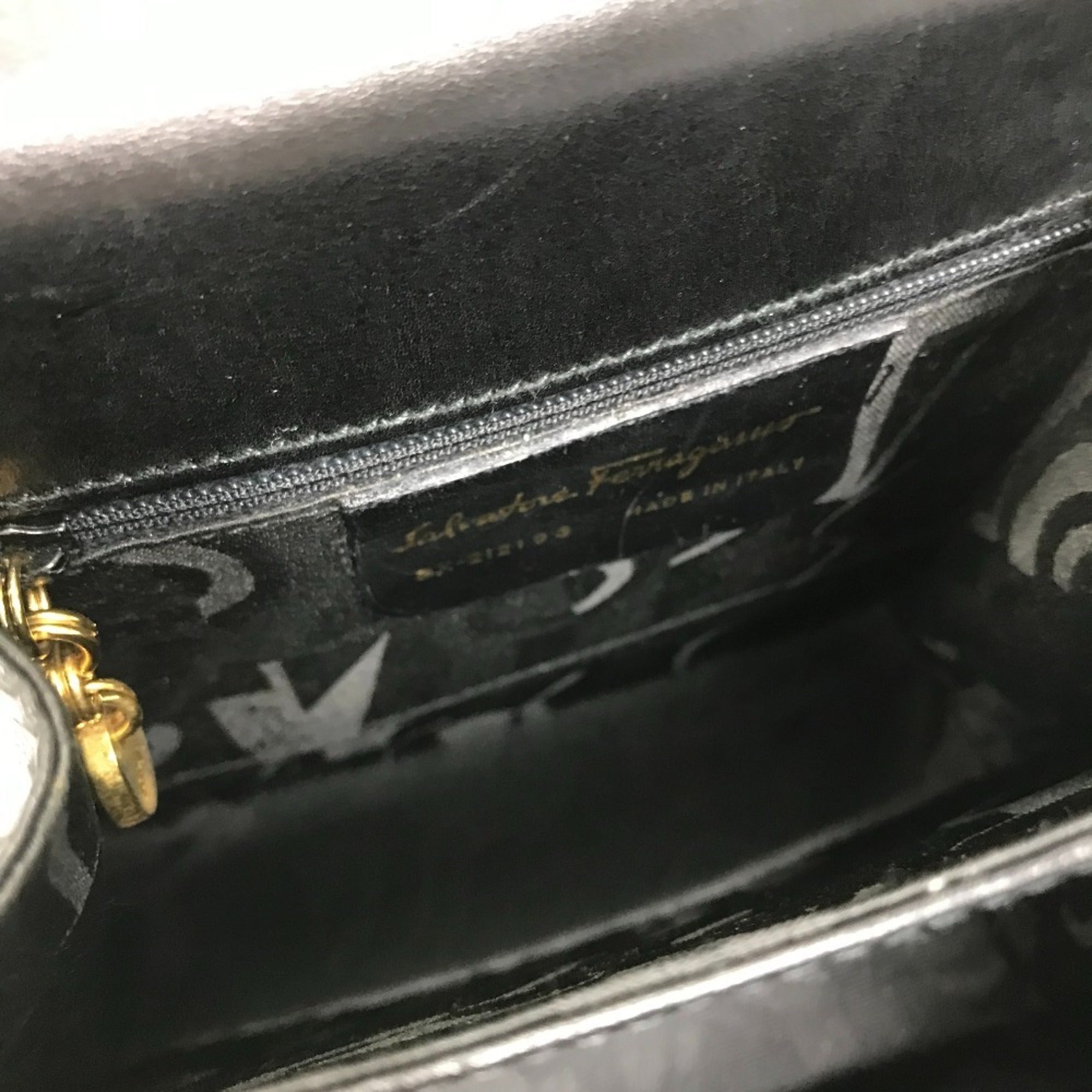 Salvatore Ferragamo Black Leather Shoulder Bag (Pre-Owned)