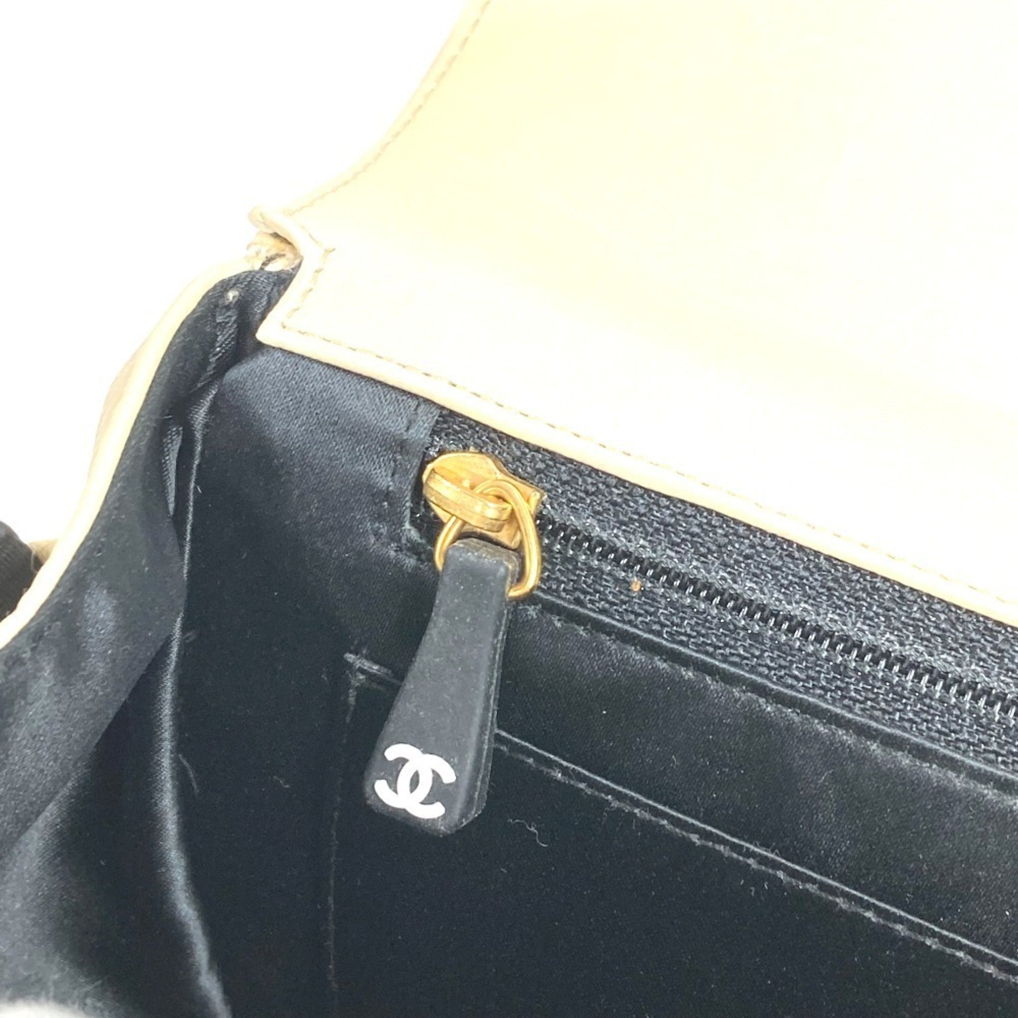 Chanel Chocolate Bar Black White Leather Pochette Shoulder Bag (Pre-Owned)