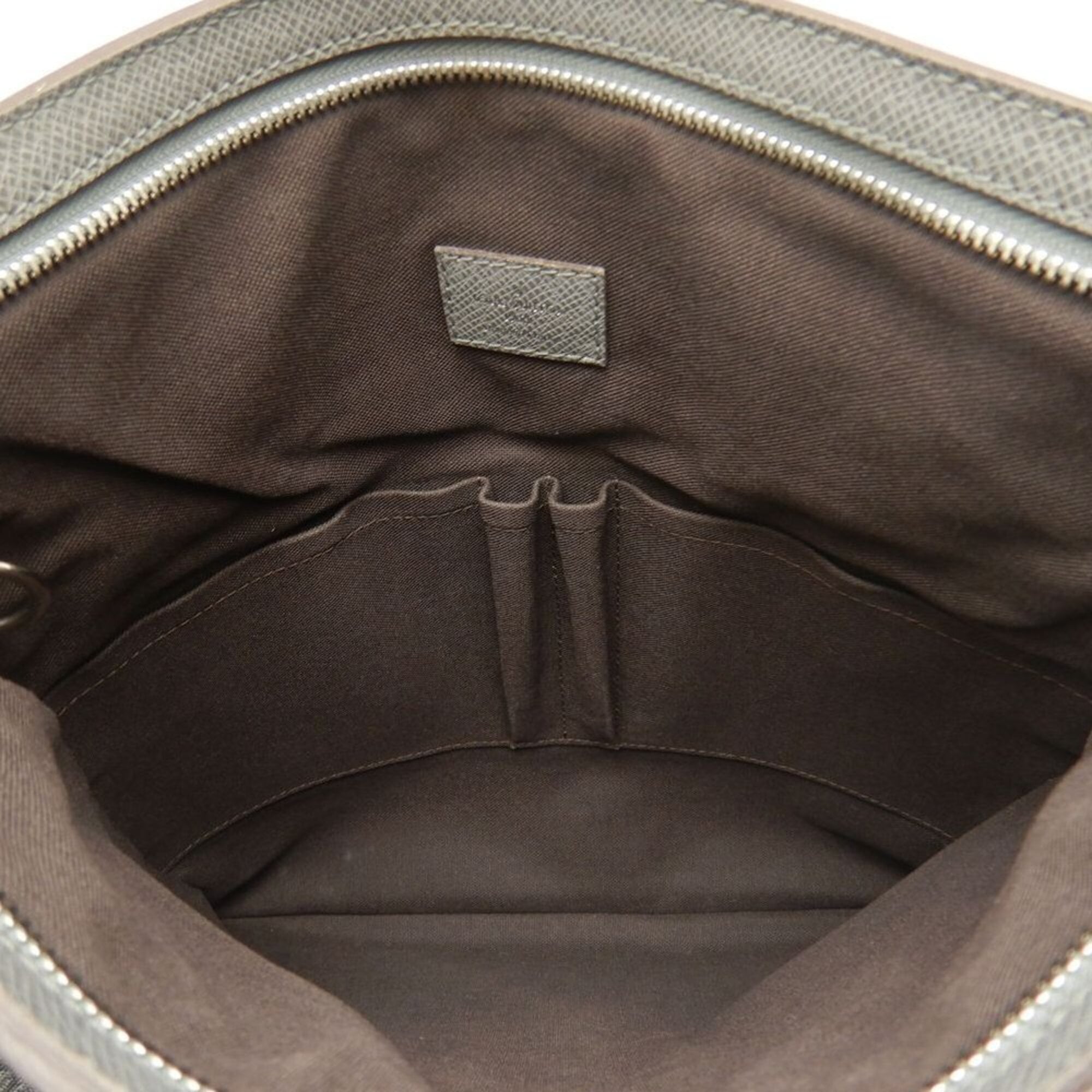 Louis Vuitton Taiga Glacier Taiga Leather Shoulder Bag (Pre-Owned)