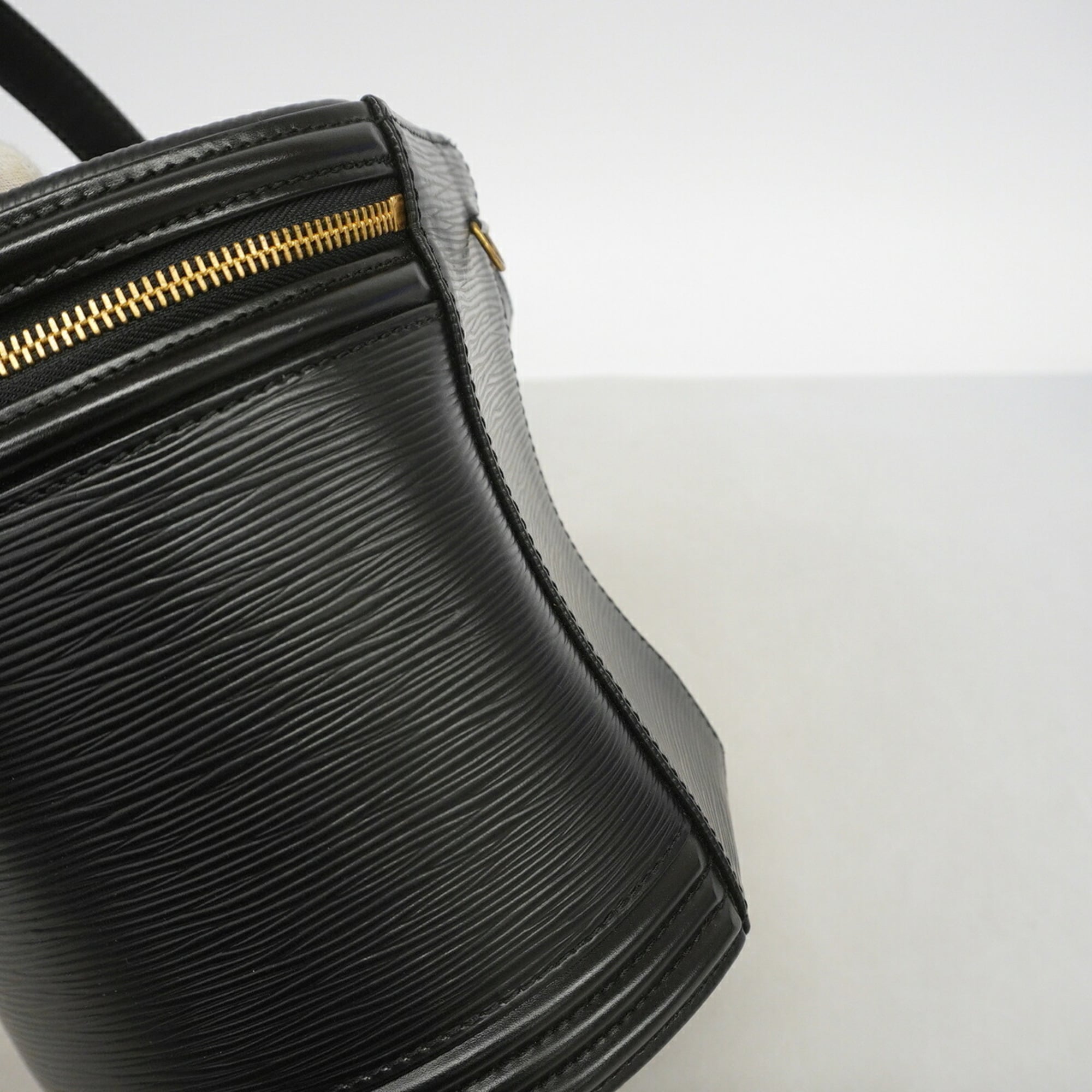 Louis Vuitton Noir Handbag (Pre-Owned)