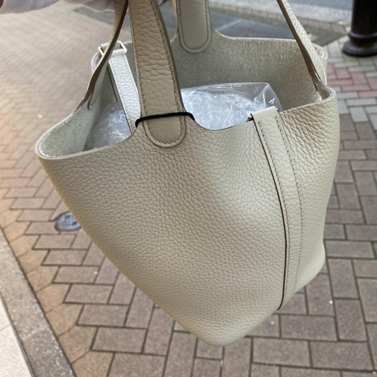 Hermes Ivory Leather Handbag (Pre-Owned)