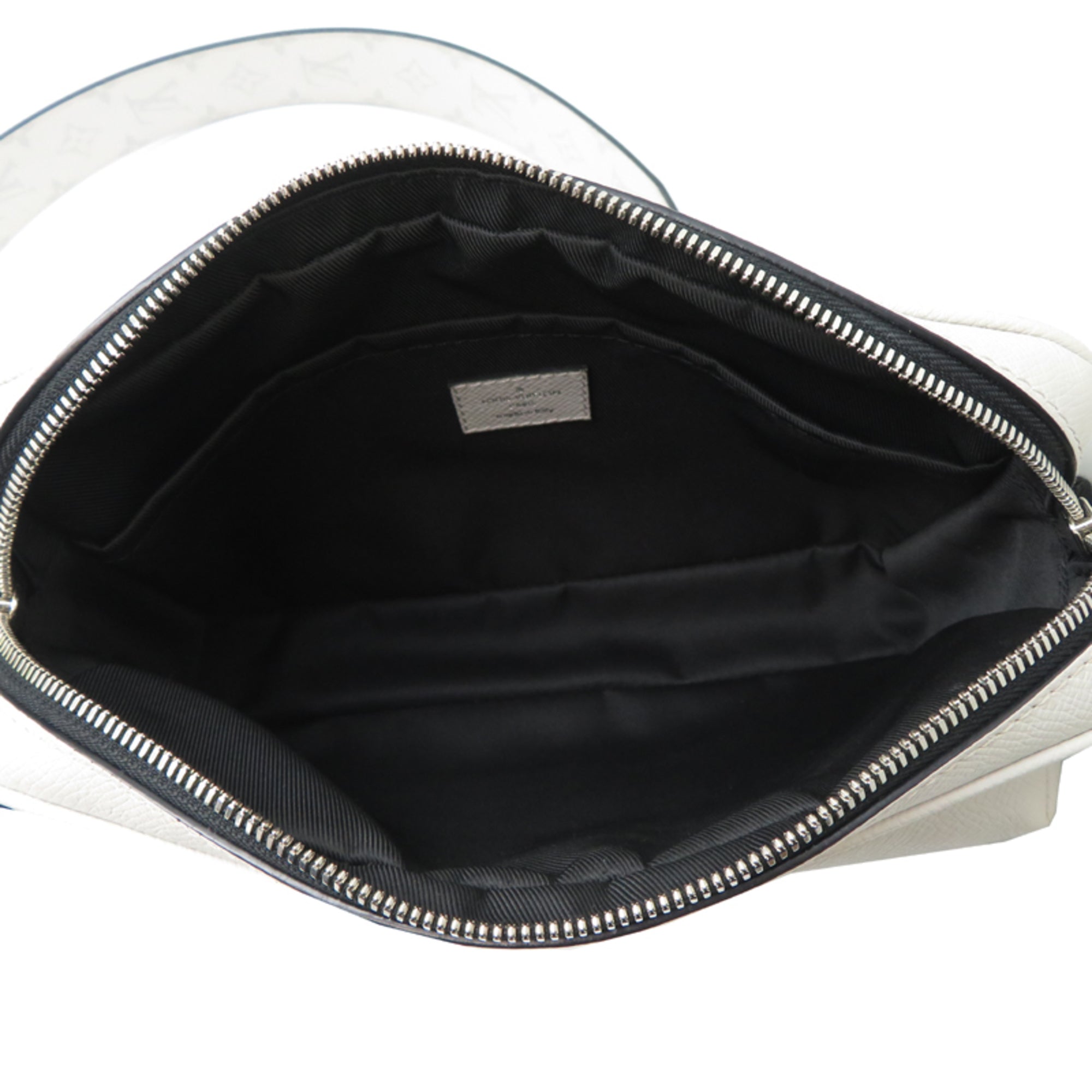 Louis Vuitton White Taigarama Messenger Bag (Pre-Owned)