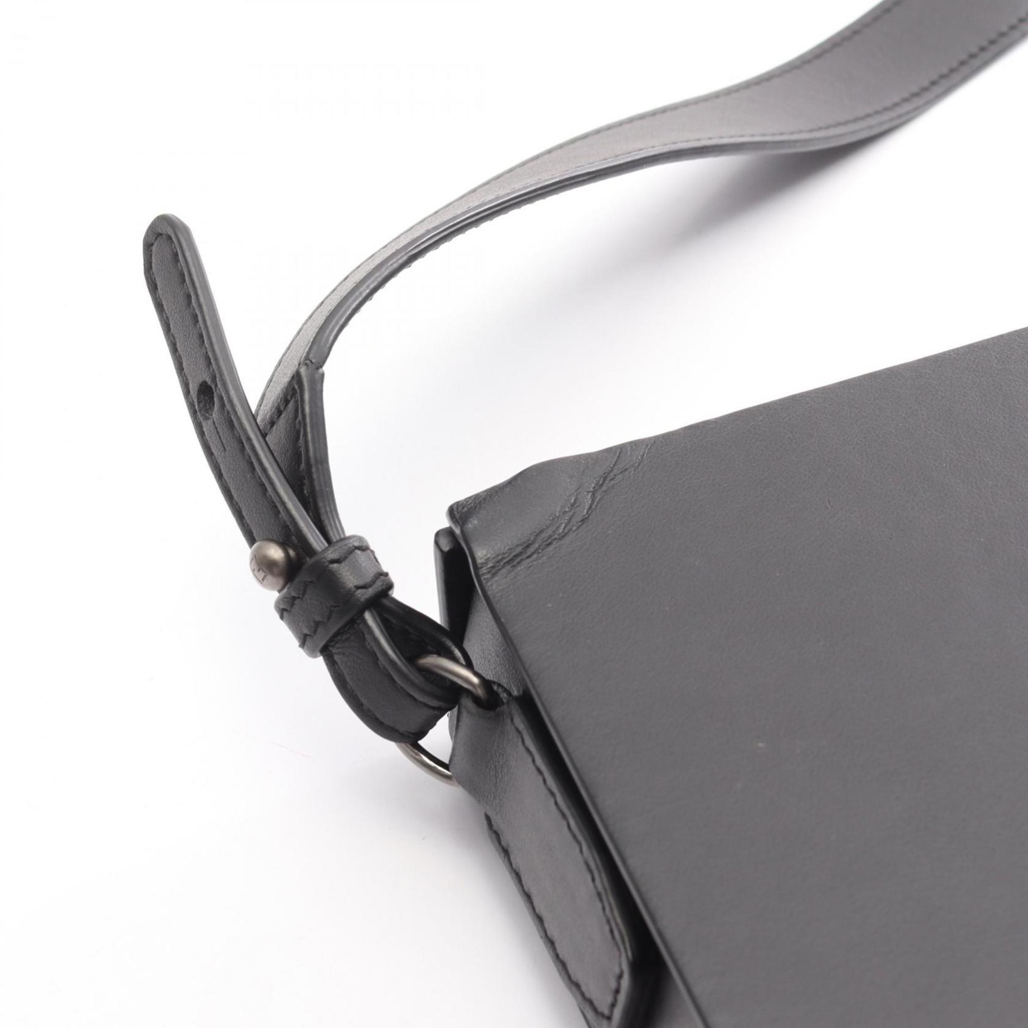 Fendi Black Leather Messenger Bag Shoulder Bag (Pre-Owned)