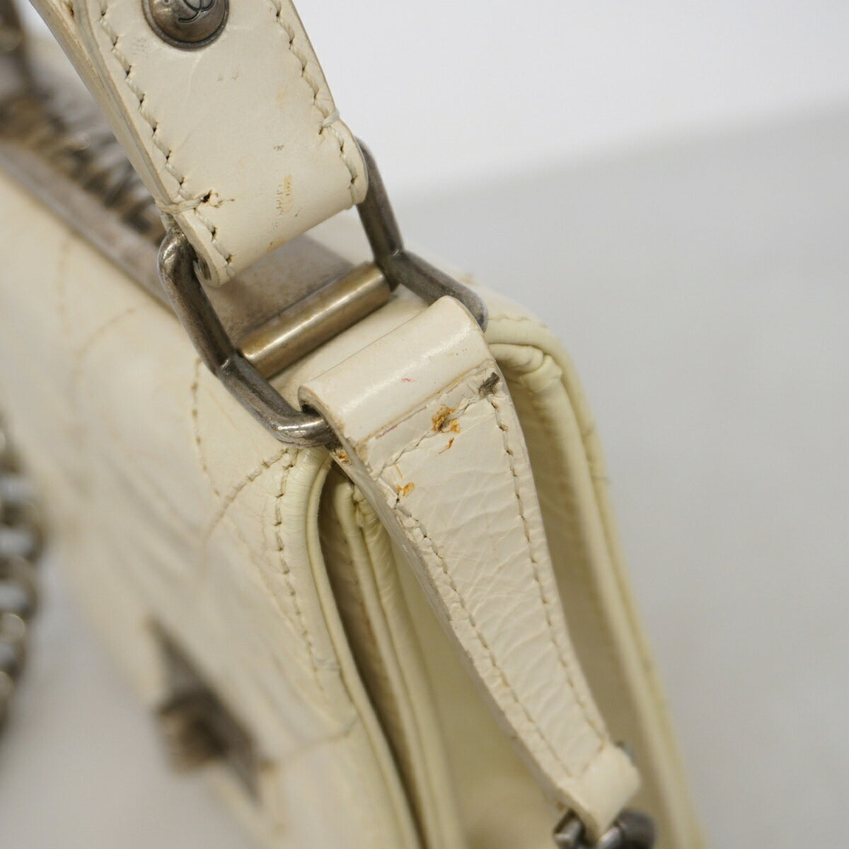 Chanel White Leather Handbag (Pre-Owned)