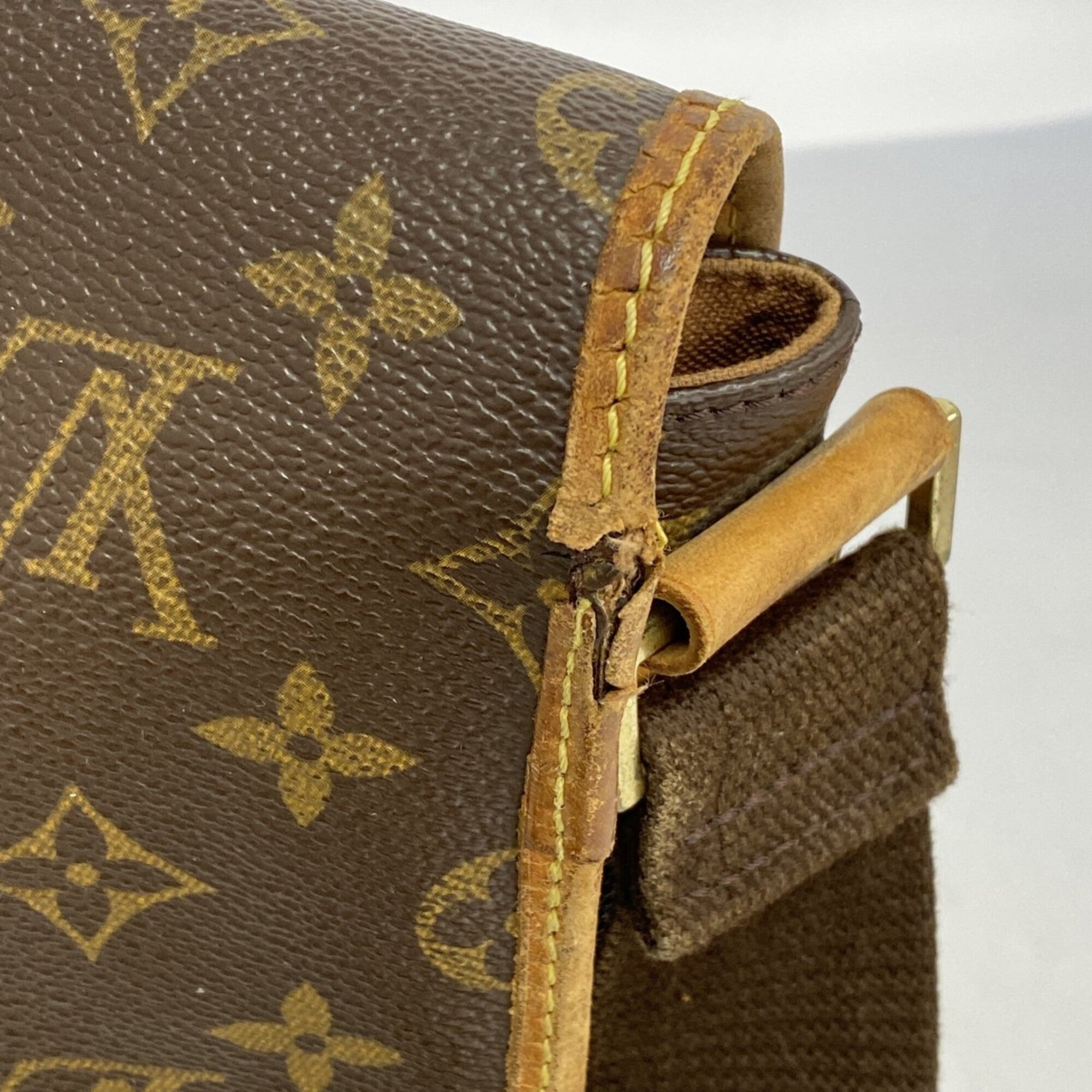 Louis Vuitton Brown Shoulder Bag (Pre-Owned)