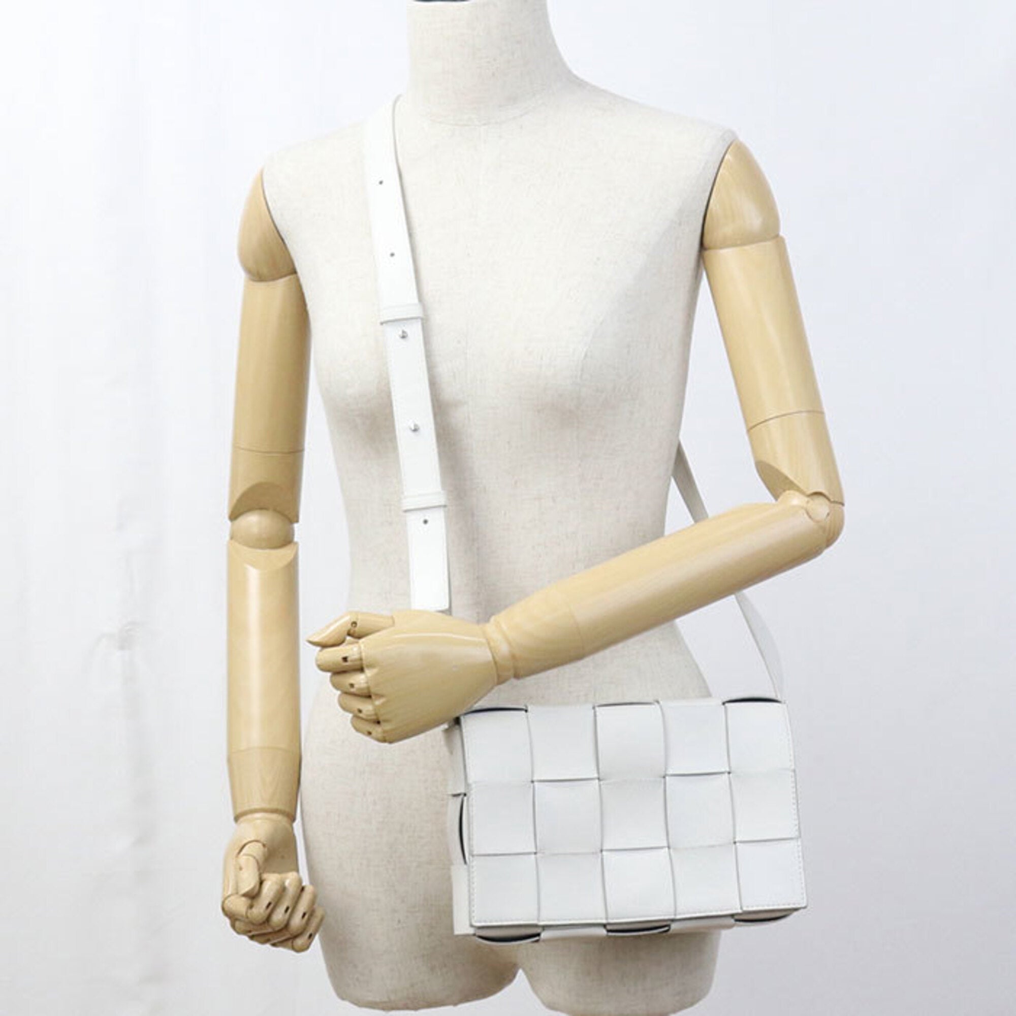 Bottega Veneta White Leather Shoulder Bag (Pre-Owned)