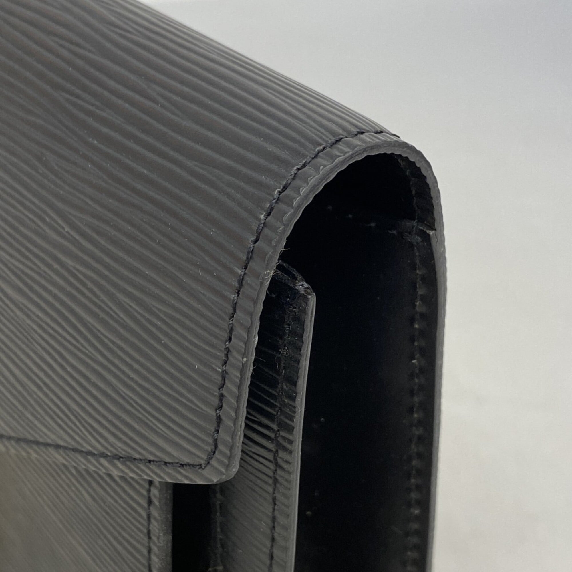 Louis Vuitton Noir Clutch Bag (Pre-Owned)